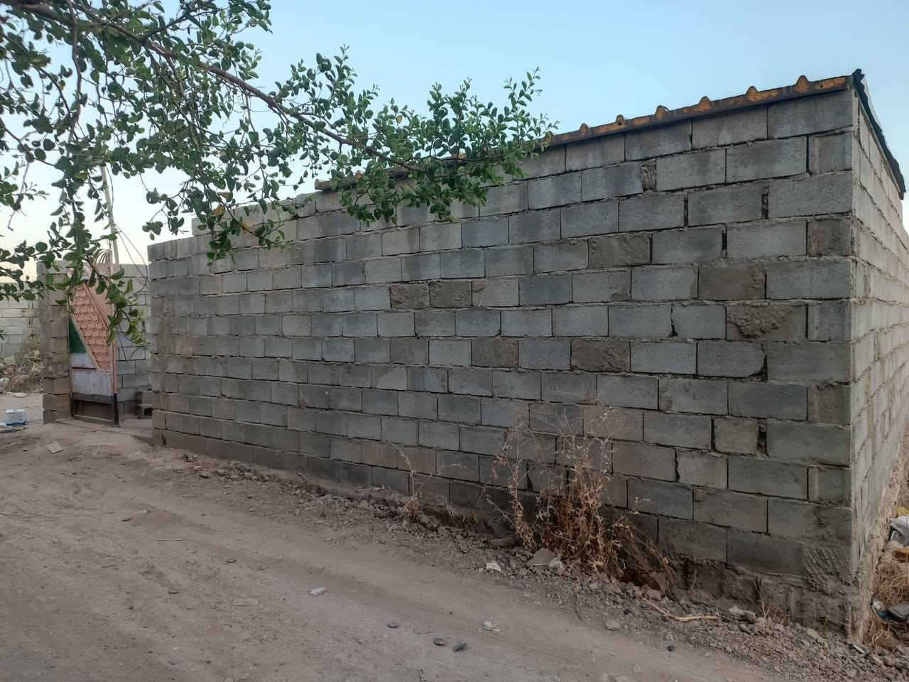 🏡 فرصة استثمارية ممتازة للبيع!
قطعة أرض مسيجة بالكامل ومجهزة، تصلح للسكن أو الاستثمار بموقع مميز.
📐 المساحة والنوع:
المساحة: 140 متر مربع.
نوع العقار: زراعي (مسيجة بالكامل).
🏠 تفاصيل العقار / البناء:
تحتوي على غرفة جاهزة.
صحيات كاملة.
حديقة داخلية واسعة.
⚡ الخدمات المتوفرة:
ماء إسالة متوفر وجاهز.
كهرباء وطنية واصلة.
منطقة كاملة الخدمات وسهلة الوصول.
📍 الموقع:
خلف إعدادية الصناعة مباشرة.
💰 السعر وطريقة التفاوض:
السعر المطلوب: 35 مليون دينار عراقي.
ملاحظة: السعر قابل للتفاوض للجادين.
📞 للتواصل والاستفسار:
يرجى الاتصال على الرقم: [***********]
أو المراسلة عبر الرسائل المباشرة.

نص مكتوب في الصور:
- فرصة استثمارية: قطعة أرض مسيجة للبيع خلف إعدادية الصناعة المساحة والمواصفات المساحة: 140 متر مربع نوع العقار: زراعي (مسيجة بالكامل) تفاصيل الدار غرفة وصحيات كاملة حديقة داخلية واسعة (غير مزروعة حالياً) الخدمات المتوفرة ماء إسالة (جاهز) كهرباء وطنية (واصلة) الموقع خلف إعدادية الصناعة مباشرة خلف إعدادية الصناعة السعر وطريقة التفاوض السعر: ٣٥ مليون السعر قابل للتفاوض نص الإعلان الجاهز "للبيع قطعة أرض مسيجة 140م خلف الصناعة، زراعي، متوفرة فيها الخدمات (ماء وكهرباء)، تحتوي على غرفة وصحيات وحديقة. فرصة للسكن أو الاستثمار. 👍🏻" سهولة الوصول اتصل الآن