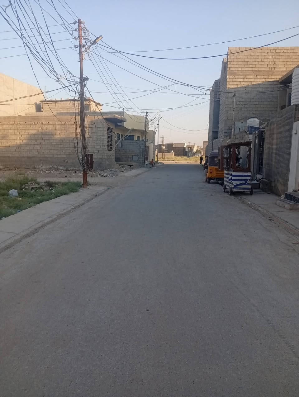 🏡 هيكل للبيع 
📐 المساحة :100م 
الوجه 5 النزال 20 
🧾 زراعي قرار 25 
💥يتكون من طابقين 
1️⃣ استقبال ، صالة ، مطبخ ، غرفة نوم ، صحيات 
2️⃣ غرفتي نوم، صالة ، صحيات 

✅موقع مميز خدمات كاملة شارع تبليط 6 متر 

📍الموقع : بهرز ـ حي الشرطة - مقابل مدرسة السدن 

📞للأستفسار : ***********
