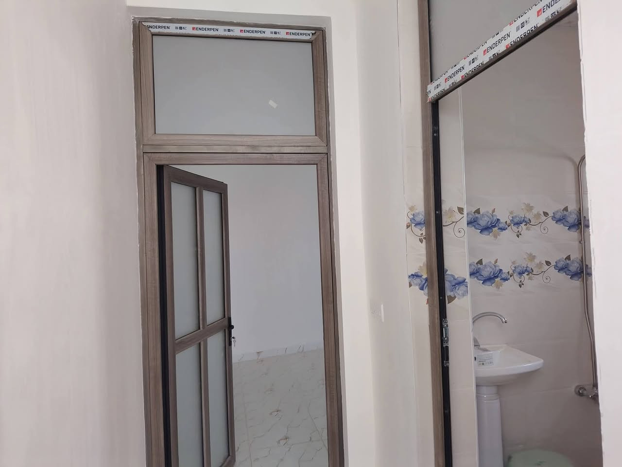 بيت البيع مساحة ميه متر طابقين غرفتين نوم وصاله وهول ومطبخ وصحيات داخلية سند ٢٥ طابو زراعي شارع تبليط البيت ركن على شارعين مقابيل دواجن حي الرحمن ***********
