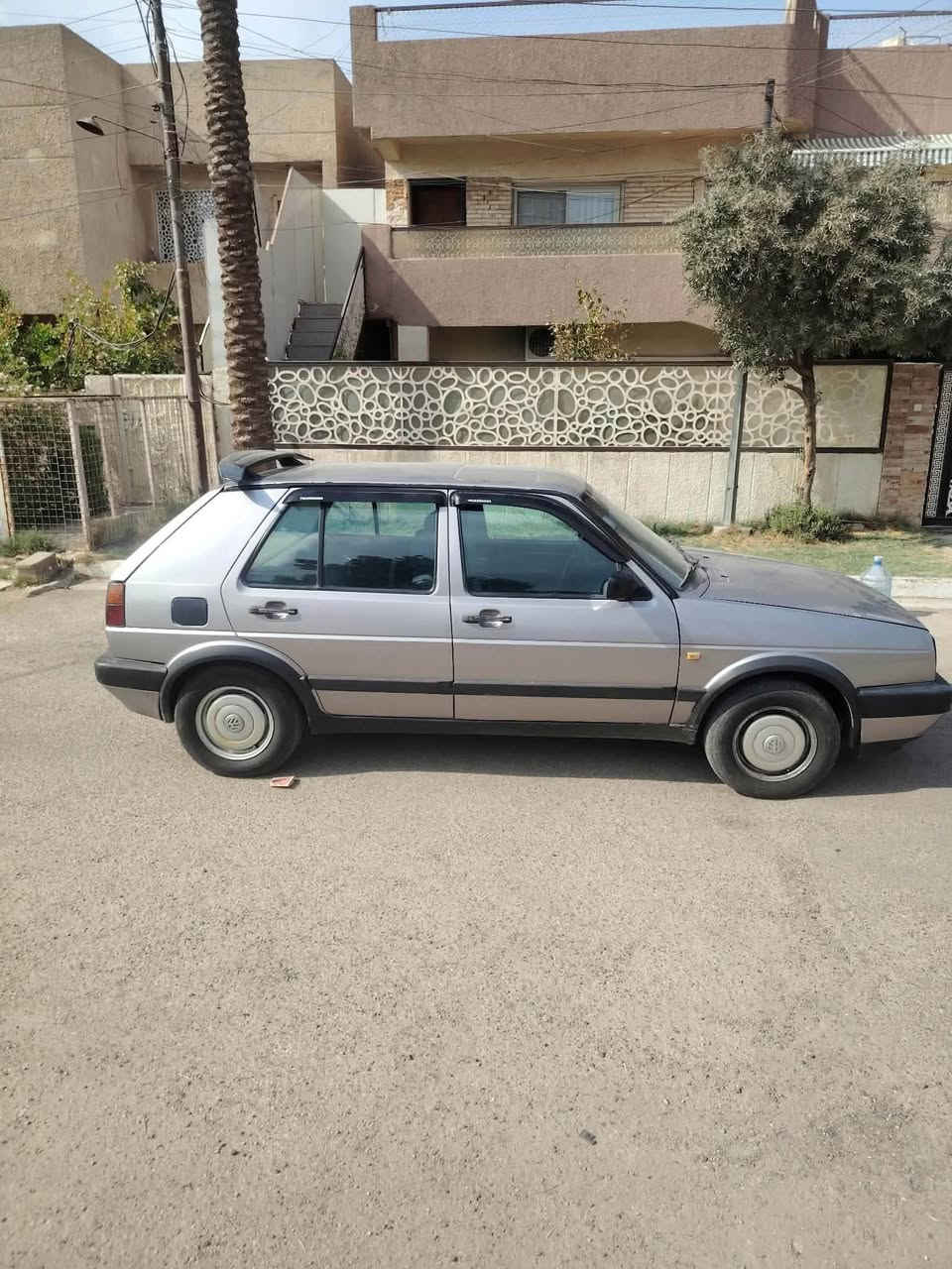 السلام عليكم كولف للبيع موديل ١٩٩١ مصبوغه جماليه مكينه ١٨٠٠ مكينه وكير حاويه امانه الله جدد صدر جديد امامي خلفي تخم تاير باتري جديد اي نقص مابيها داخل  جديد شاشه اندوريد السعر ٥٠ وبيها مجال بسيط العنوان البياع شارع عشرين هاتف *********** واتساب بي وفيس بوك
