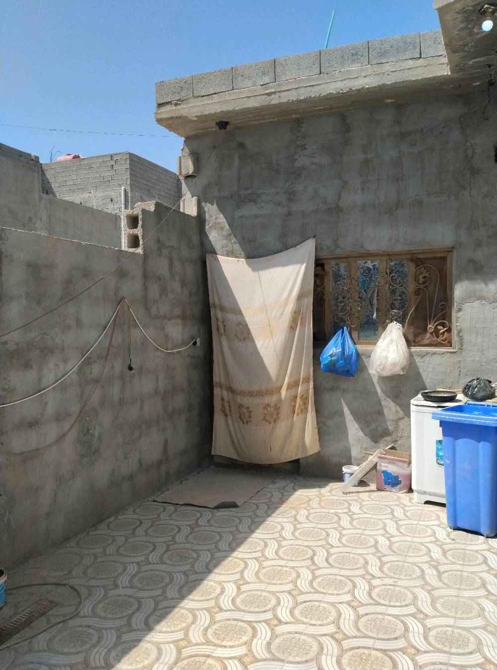 السلام عليكم البيت بلدية للبيع في ابي الخصيب عويسان شارع القصور قرب شارعالشهيد حسين الكناني داخل الفرع 
سعر 56 بيه مجال و قابل للتفاوض و البيت بعده جديد و البيت يحتوي على قرفتين2 ومنور و هول و صحيات داخليه و مطبخ و استقبال و ديوانيه و صحيات خارجية و كراج اتساع سيارة كبيره مساحته البيت 200 متر 
رقم الهاتف تواصل واتساب ***********