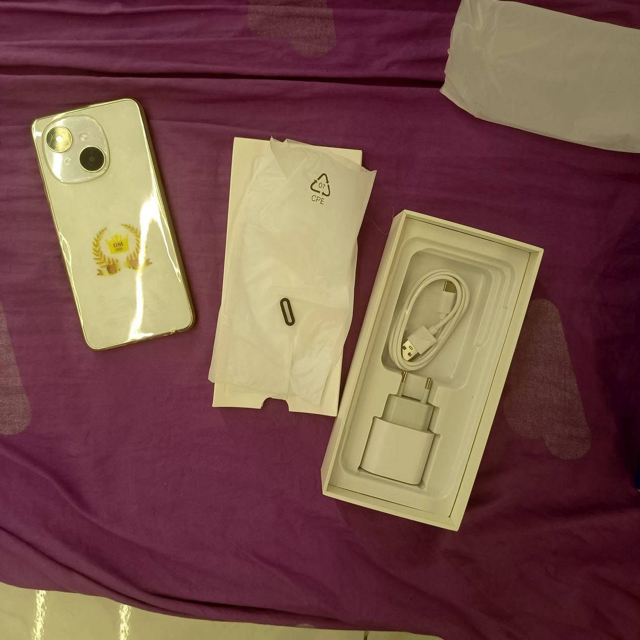 السلام عليكم 
📱 الهاتف الاقتصادي الجديد: Tecno Pop 9 4G ✨

إذا كنت تبحث عن هاتف يجمع بين السعر الاقتصادي والمواصفات القوية، شركة تكنو تقدم لك Pop 9 بتجربة أداء متميزة وسلسة تدوم حتى 4 سنوات! 

🚀 أبرز مواصفات وحش الفئة الاقتصادية:

الذاكرة والتخزين 📦: مساحة داخلية عملاقة تبلغ 512 جيجابايت مع رام إجمالي 16 جيجابايت (8 جيجابايت أساسية + 8 جيجابايت ممتدة عبر النظام) تضمن لك سلاسة في التنقل بين التطبيقات والألعاب.

الشاشة 🎬: شاشة بحجم 6.67 بوصة بميزة الثقب (Hole Screen)، وتدعم معدل تحديث 120 هرتز لمنحك تجربة تصفح ومشاهدة فائقة النعومة. 

الأداء والمعالج ⚙️: يعمل بمعالج Unisoc T615 ثماني النواة، مع نظام تشغيل Android 14 Go الخفيف والسريع. 
البطارية والشحن 🔋: بطارية ضخمة بسعة 5000 مللي أمبير، تدعم الشحن السريع بقوة 15 واط عبر منفذ Type-C الحديث. 
الكاميرات 📸: كاميرا خلفية بدقة 13 ميجابكسل مع فلاش ثنائي، وكاميرا أمامية (سيلفي) بدقة 8 ميجابكسل مع فلاش ثنائي لصور واضحة حتى في الإضاءة الضعيفة. 
التصميم والمقاومة 🛡️: مقاوم للغبار ورذاذ الماء بمعيار IP54، مع ميزة اللمس الذكي حتى لو كانت يدك مبللة أو عليها آثار زيت. 
ميزات إضافية فريدة 🌟:

مستشعر الأشعة تحت الحمراء (Infrared Remote Control) لتحويل هاتفك إلى ريموت للتحكم في التلفاز والمكيفات.

مستشعر بصمة مدمج في زر الطاقة الجانبي.

سماعات ستريو مزدوجة لتجربة صوتية مجسمة.

يدعم شبكات 4.5G لسرعة إنترنت متطورة وثابتة. للتواصل واتساب ***********
