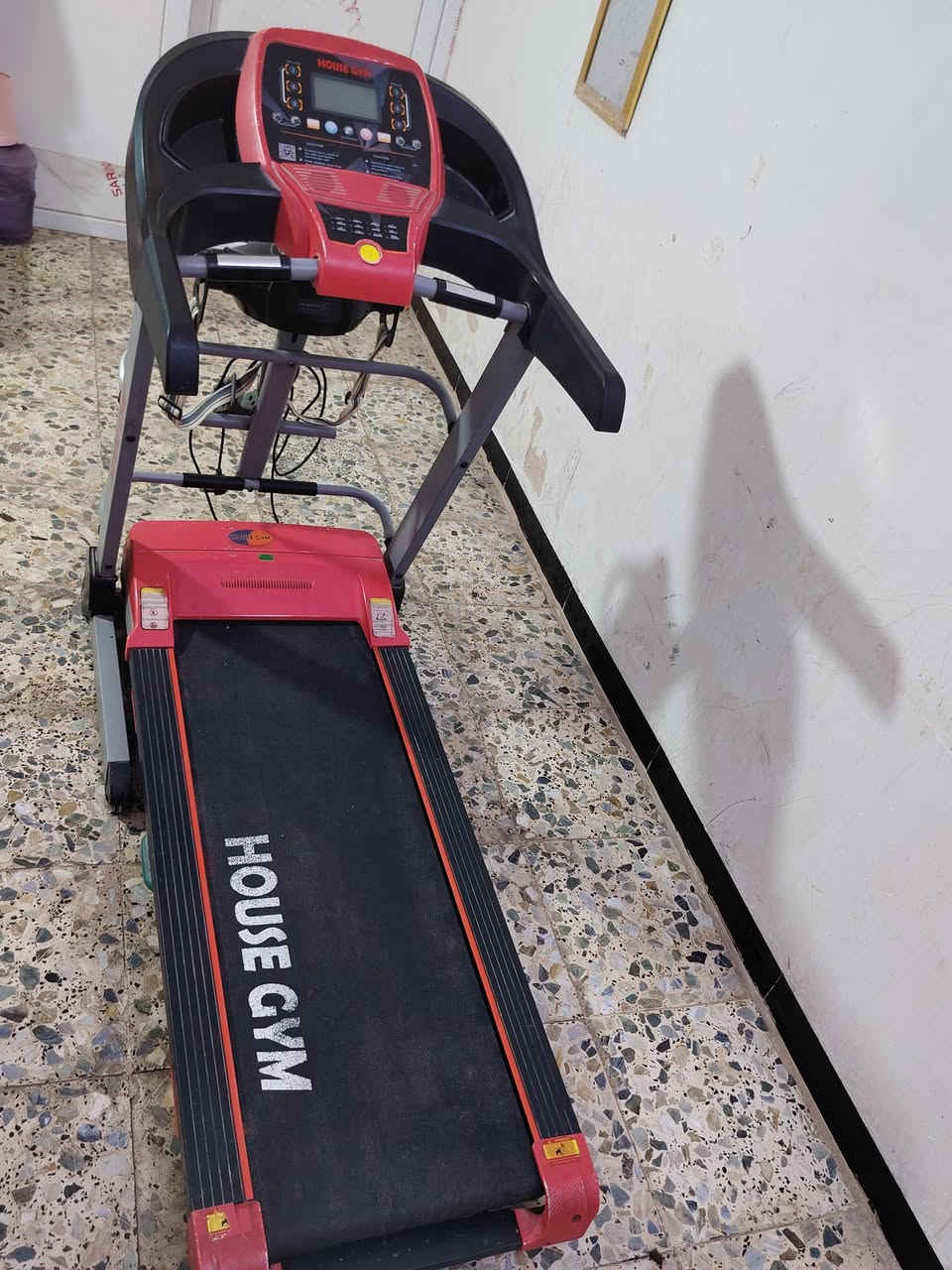 سلام عليكم جهاز جري كهربائي (تريدميل) من ماركة House Gym المخصصة لأجهزة اللياقة البدنية والتمارين المنزلية.يتحمل أوزان تتراوح بين 140 إلى 150 كيلوجراماً الجهاز شغال ومستعمل؟(الـسعر)400الف رقم الهاتف ***********
