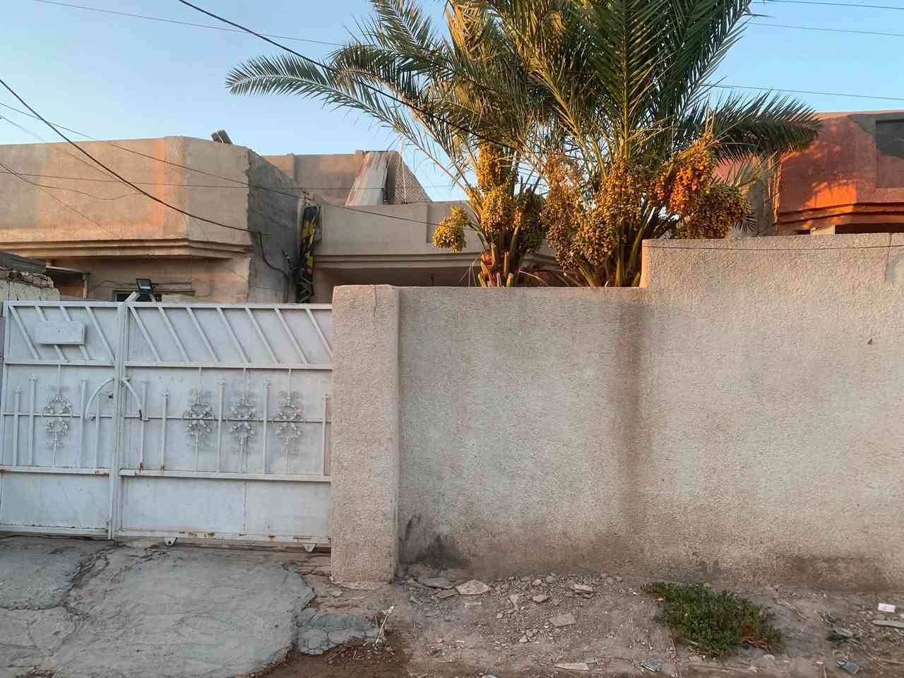 بييت 200م للبيع ورة شارع الحدادين 
واجهة ٨ نزال ٢٥ 
منور خلفي متر ونص * ٨ امتار 
كراج ١٣ * ٤ 
حديقة ٨,٥ * ٤ 
غرفة نوم ٥*٤ 
صالة ٦*٤ 
صحيات خارجية داخلية 
استقبال ٧وربع *٤ 
مطبخ ٤,٥ * ٤ 
خدمات كاملة ماء تبليط مجاري ثقيلة كاملة

للتواصل ***********
***********
