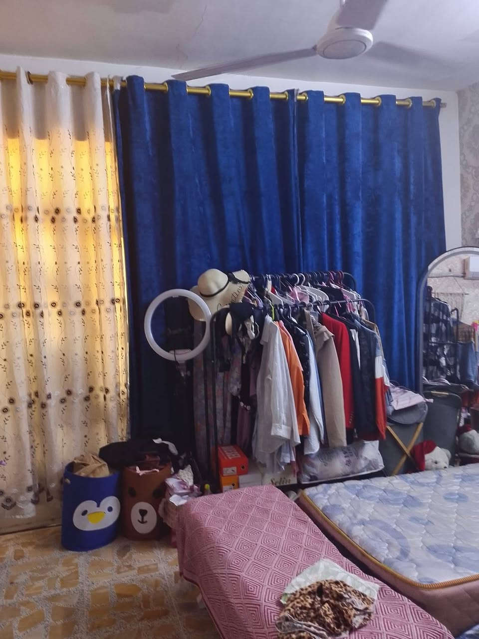 دار زراعي للبيع سند 25 بي اقرار محكمة مساحة 54متر ثلاث طوابق يحتوي عل طرمة وصالة ومطبخ وخدمات  الطابق الاول غرفتين نوم  وحده من الغرف سويت بداخله حمام   اظافة الى حمام اخر بلطابق    طابق ثاني غرفة نوم. وسطح   خدمات فووووول. ماء كهرباء مجاري  تبليط. موقع البيت  بين سريع محمد القاسم  وبين شارع سبع ابكار  من جهة جامع الحجية الي مقابل مركز شرطة الصليخ خدمات كاملة مدارس اسواق خطوط نقل  ومن الله التوفيق  ***********
