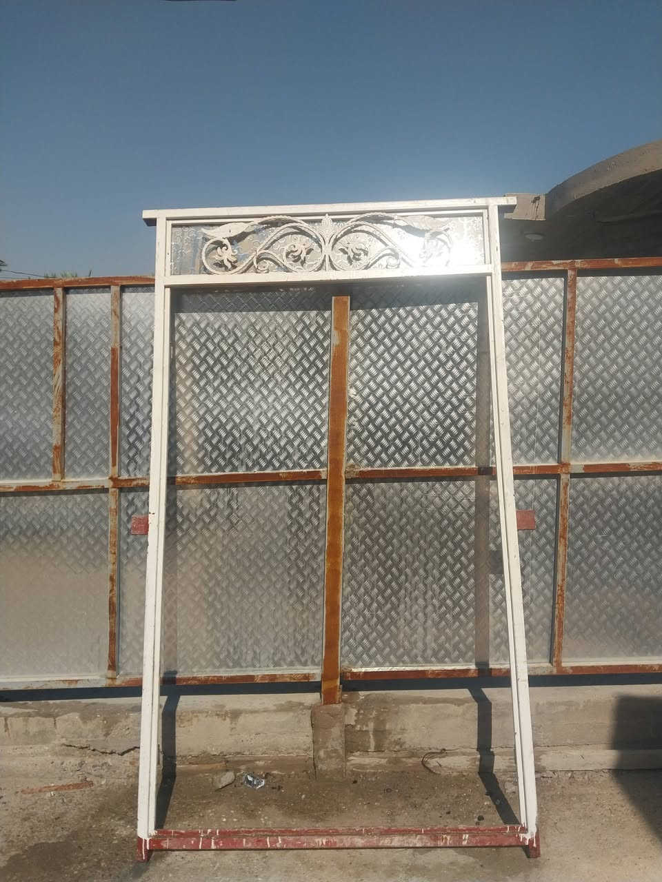 السلام عليكم باب حديد 
طول 2.50 
عرض 1.5  
السعر 175 الف 
***********
