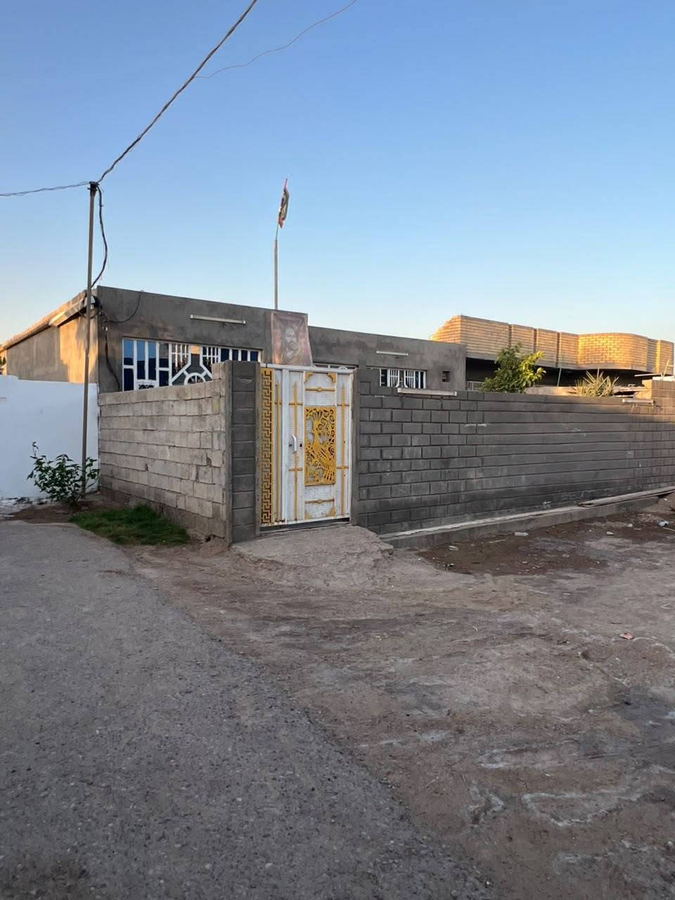 سلام عليكم خوان  هاذا البيت المساحه 205م للبيع السعر مناسب الموقع تقاطع النهروان ***********
