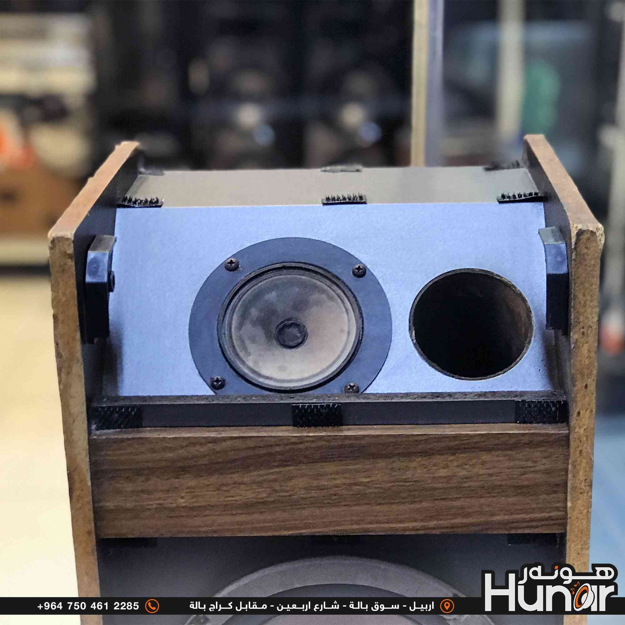 BOSE SPEAKER SYSTEM
تك السماعة من شركة بوز..القدرة والواطية (Wattage):

​سماعات Bose 301 الكلاسيكية (الجيل الأول) صُممت لتعمل مع مضخمات صوت (Amps/Receivers) بقدرة تتراوح عادةً بين 10 إلى 75 واط للكل قناة (RMS) عند مقاومة 8 أوم. 

إليك التفاصيل الكاملة لهذه السماعة بناءً على الملصق الموضح في الصورة الأخيرة والصورة السابقة:

​العلامة التجارية: Bose (بوز)

​الموديل: Bose 301 Series I (Direct/Reflecting Speaker)

​سنة الإنتاج/الحقوق: 1975, 1977

​بلد الصنع: الولايات المتحدة الأمريكية (MADE IN U.S.A)

​المقاومة (Impedance): 8 أوم (8 OHMS)

​الرقم التسلسلي (SER. NO.): 1049547

​الجهة: السماعة اليمنى (PART 2 - RIGHT)

​المادة الخارجية: فينيل بنقشة خشب الجوز 
هذه هي تفاصيل الحجم والأبعاد الموضحة في الصورة للسماعة: Walnut Grained Vinyl Venee

​الارتفاع: 43 سم

​العرض: 26 سم

​العمق: 23 سم

​تتميز هذه السماعة بالتصميم الكلاسيكي الخشبي وتضم محركين (مكبر للصوت في الأسفل مع سماعة ترددات عالية/متوسطة موجهة بزاوية في الأعلى).  

( کوردی • عربي )

🟢توصيل موجود الي جميع المحافضات
🟡گەياندن هەیە بۆ هەموو شوێنێک

🟠مــعـرض هــونـەر
🔸للـصوتــیات(امبلیفایر• سماعة• رادیو• انتیك• مایكروفون)
🔸عــنـوان• اربیل سوق بالة • شارع اربعین
🔸مـوبایـل• ***********
                   ***********

🔵پـێـشانـگای هــونـەر
🔹بۆ ئامێری دەنگی و کارەبایی(ئیمپلیفایر• سەماعە• ڕادیۆ• مایکرۆفۆن)
🔹ناونیـشان• هەولیر • بازاری لەنگەی ٤۰م
🔹مـــۆبـایـل• 
***********
***********

•••••••••••••••••••••••••••••••••••••••••••••••••••
#iraq #kurdistan #duhok #zaxo #hawler #karbala #slemani #erbil #baghdad #kurd #kurdish #akre  #karkuk #kuwait #najaf
#amplifier #audio #subwoofer #sound #music #audiophile #bass #stereo #amplifiers #speaker #soundsystem #speakers
#اربيل #العراق #بغداد

نص مكتوب في الصور:
- 43cm 23cm 26cm +964 750 461 2285 اربيل - سوق بالة - شارع اربعين - مقابل كراج بالة Hunar
- +964 750 461 2285 اربيل - سوق بالة - شارع اربعين - مقابل كراج بالة هو نار Hunar
- +964 750 461 2285 اربيل - سوق بالة - شارع اربعين - مقابل كراج بالة Hunor
- +964 750 461 2285 اربيل - سوق بالة - شارع اربعين - مقابل كراج بالة Húnot
- +964 750 461 2285 اربيل - سوق بالة - شارع اربعين - مقابل كراج بالة Hunar هونه ر
- +964 750 461 2285 اربيل - سوق بالة - شارع اربعين - مقابل كراج بالة هوينر Hunar
- هونر Hunar +964 750 461 2285 اربيل - سوق بالة - شارع اربعين - مقابل كراج بالة