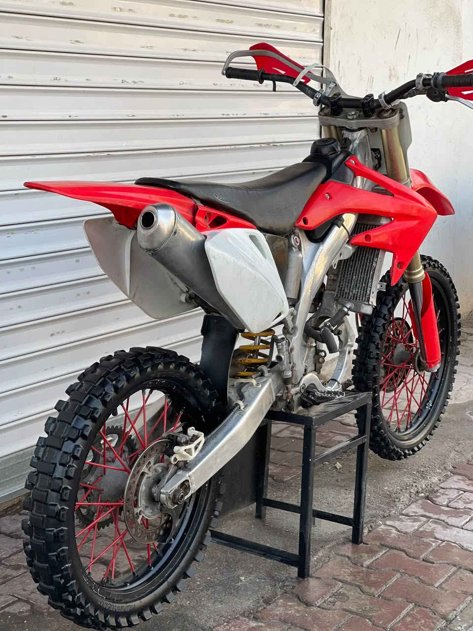 سلام عليكم
للبيع قفاز ياباني. Crf 450cc بلاد شركه مختم موديل 2009 
كل جسمه بلاد بدون نقص بريكات دبلات وياله مسطره. للبيع 
محركه موجود كامل تفرعات ويا كرنك مكطوم يتصلح ب 5-6 اوراق. 
الدراجه سعره ويه المحرك 13 
بدون محرك 10  وكلشي اكو بل سوك يعجبك السعر تعال خاص 
توصيل كافه المحافظات موجود 100 الف يوصلك الطلب يلا تسلم مبلغ الدراجه اسف على الأطالة
