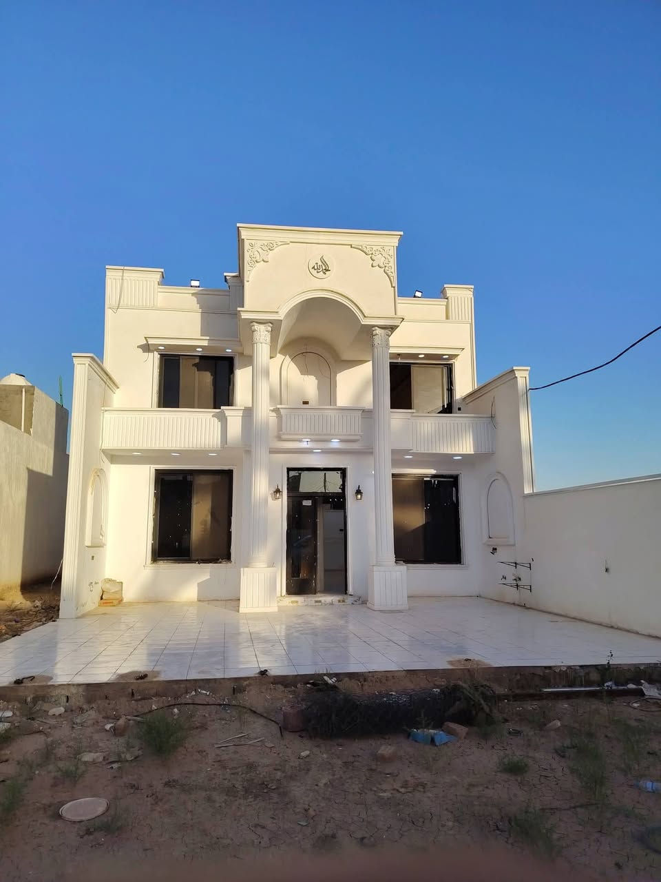 الدوره البوعيثه 📍
المساحه الكليه 1200 متر

واجهه 15 ونزال 84 

مساحه البناء : الفيلا 300 متر

مع دار مساحه 130 متر خلف الفيلا

محتويات الفيلا : 6 غرف نوم - استقبال - هول داخلي - مطبخ - خدمات عدد 5 + غرف الطابق الثاني سويت كامل 

محتويات الدار : استقبال ومطبخ وهول وخدمات وغرفه نوم واحده 

أحدث البناء سنه 2026 محد ساكن بيها 

للبيع او مراوس برصافة

للاتصال بل رقم ***********
