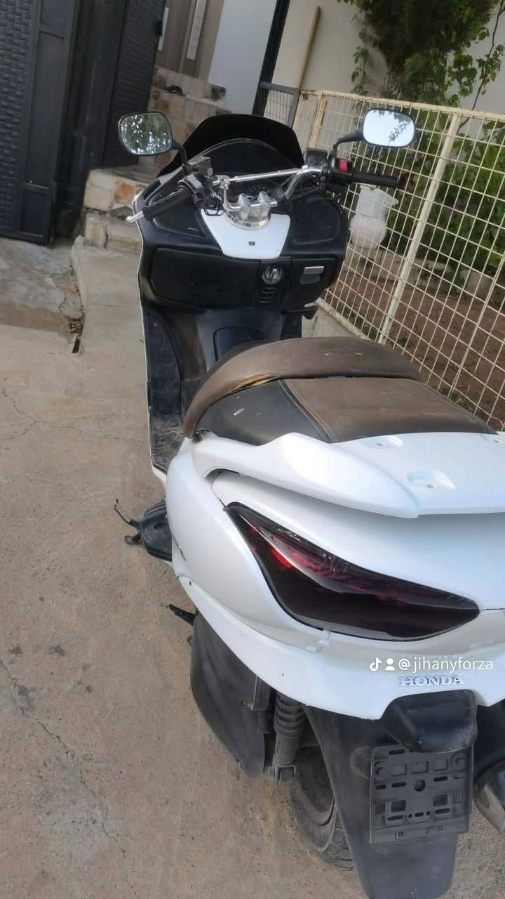 Honda forza MF-08
بۆ فرۆشتن مەکینە و کارەبایی و کلاج و قایش هەمووی بەشەرت 
گێر تەرکە 
کامل بۆیاغ بۆ جوانی 
سعری 900 هەزار و معامەلە
شوێن ڕانیە 
گەیاندن هەیە تەنها بۆ سلێمانی 
 ***********
