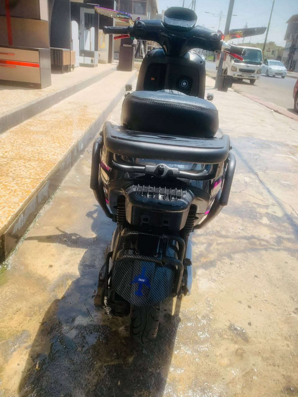 السلام عليكم شباب دراجه شحن MR كوري شكل رياضي تحتوي على 6
بطاريات اخو الجديد 
السعر 625 الف بيها مجال بصيط التواصل *********** العنوان موصل
