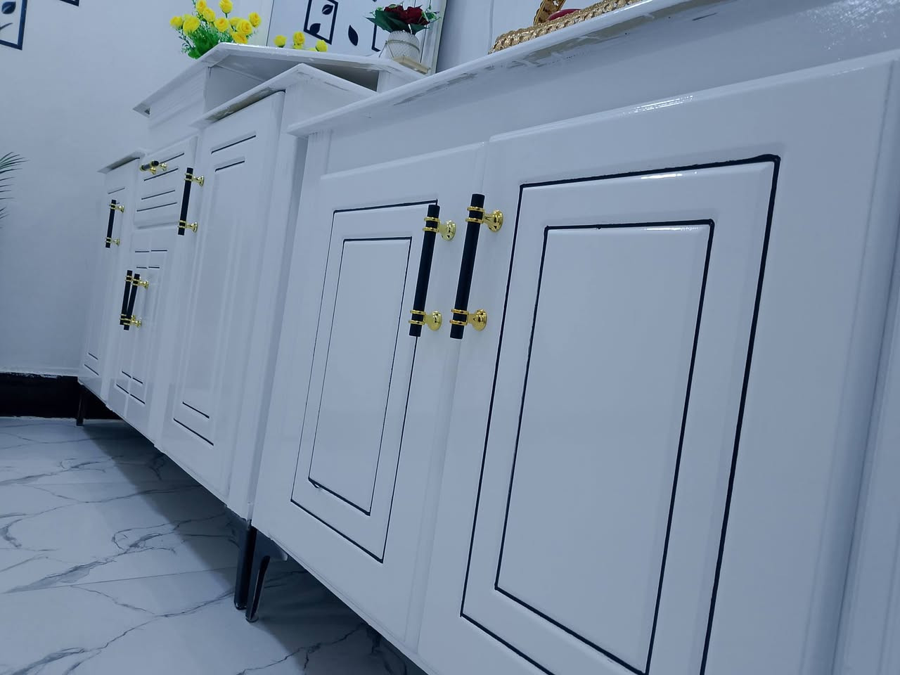 غرفة نوم نجارة عراقية  طابقين خشب بلوك ثقيل تصميم تركي ارجل حديد صبغ حراري غرفة ضخمة كلش وشغلها رااقي بمعنى الكلمة تجي واشوفها بعينك صارلها اسبوعين عندي ضرف واريد ابيعها مسويها ب مليونين ونص شاهد الحسين واريدها ب مليونين وبيها مجال للشراي
