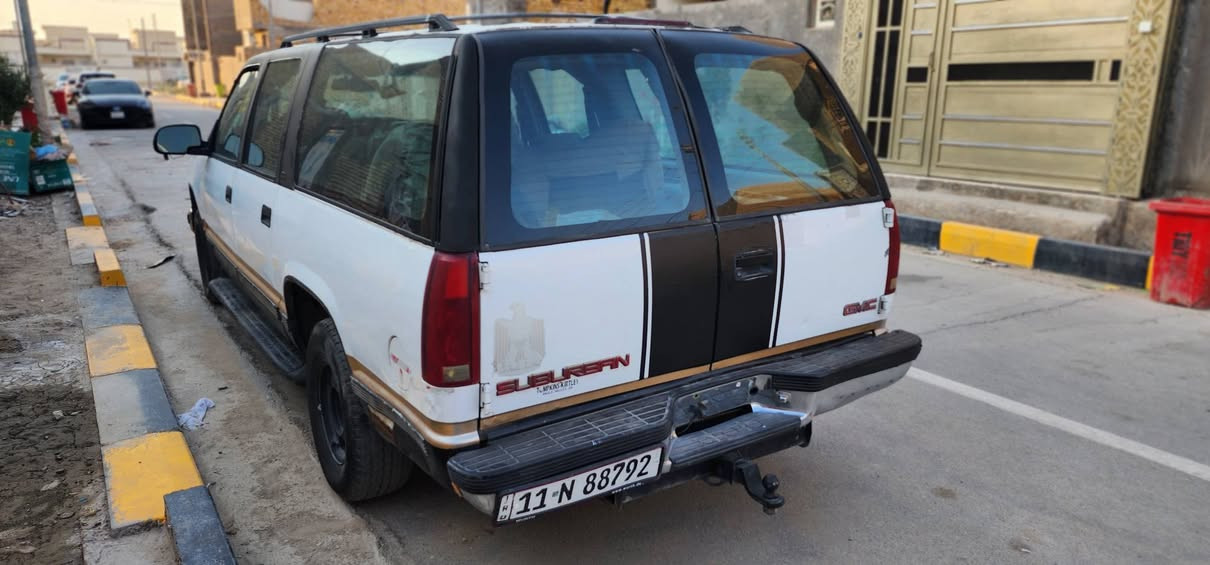 🔴 اعلان بيع سيارة: GMC Suburban 1999
الشركة والموديل: GMC سوبربان (موديل 1999) بطة خمسه برغي مكينة ٥.٧ كير ٧٠٠
المكينة والكير شادهن مال حاويه 

اللوحة والتحويل: السيارة باسمي، رقم بغداد (إنجليزي)، والتحويل ثاني يوم.

السنوية: منتهية من شهر كانون الثاني (شهر 1) لسنة 2026.

الذمم: بدون أي غرامات مرورية.

الحالة العامة: السيارة شغاله وتمشي وتوصلك وين ما تريد وماتوكفك بالشارع، لكن البدي حالته مثل ما موضح بالصور.

🛠️ ملاحظات الحالة الميكانيكية (تحتاج ترتيب):

نضوح قليل بكيس دهن المحرك.

نضوح قليل بكيس زيت الكير.

الاكسل فيه صوت ونه يظهر عند التخفيف فقط + نضوح من الكيس الخاص به.

الداينمو ضعيف ويحتاج صيانة أو تبديل.

الحدادية ٨٠% 

مكان السيارة: الناصرية - حي الزقورة

السعر: 25 ورقة (بيها مجال للجادين)

للاستفسار والتواصل:

***********

***********

