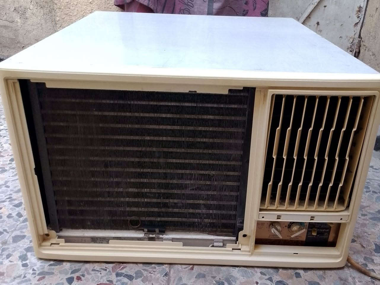 مكيف جنرال الياباني الاصلي 
الحجم طنين الطويل 
نسبة نظافة 99 بالمية 
شغال وتبريدة ثلج 
قرصة شركة أبد ما داخل تصليح 
تاخذه شرط الشغل مع ضمان 
العنوان بغداد الكمالية شارع الاصفر 
***********
