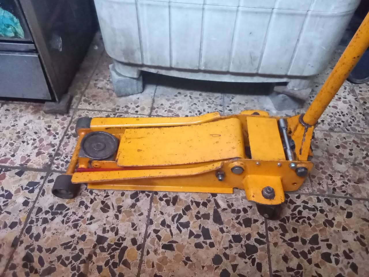⭕ يوجد توصيل لكافة المحافظات 
جك عربانه 3 طن دبل بستم خالي من اي نظوح شغال وعل الفحص شرط الفحص أمام المندوب السعر 95 الف مكاني بغداد قرب ساحة مظفر ***********
