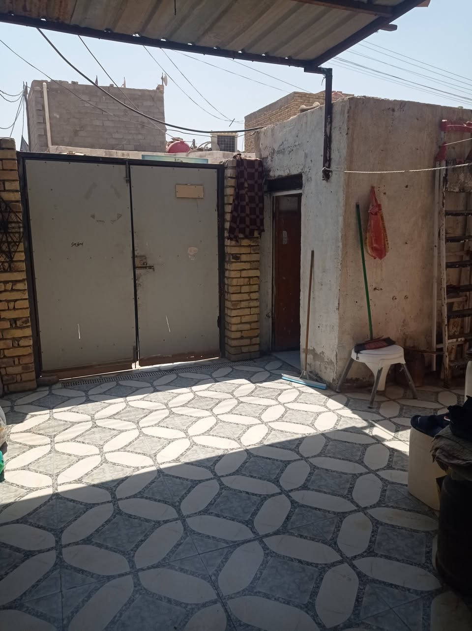 السلام عليكم بيت طابو زراعي سند٢٥ حي الحسين قرب حسينيه الحوراء مساحة ١٠٠ طابقين بيه ٣ غرف وديوانيه وستقبال وحمامين ومطبخ حار وبارد وطرمه السعر ٥٨ وبيه مجال للشراي***********
