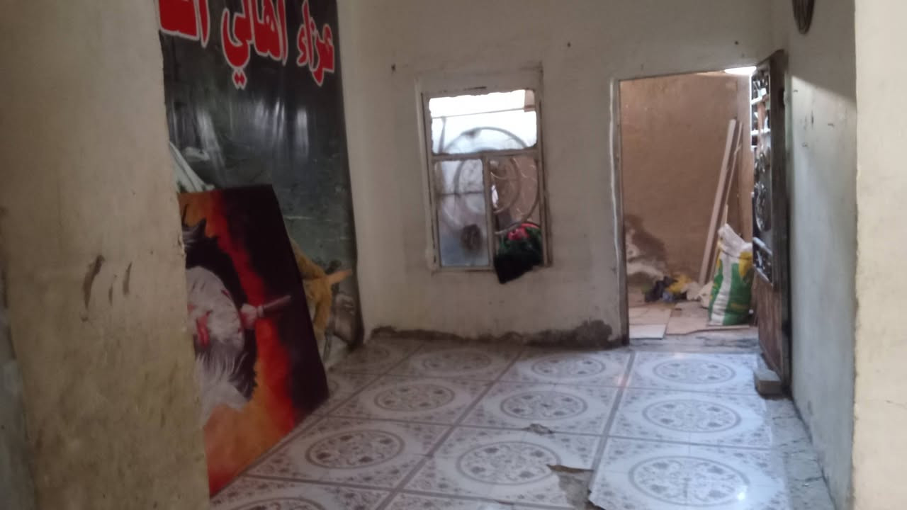 السلام عليكم بيت للبيع المكان حي الفرات قرب الطاقةالكورية يتكون غرفتين نوم وصالة وستقبال ومطبخ وصحيات وطارمة البيت بتلوةطابوك وبناء بلوك عكادةشيلمان بلجيكي مرقم بي قرار 25 ماي كهرباءمولدةكلشي متوفر السعر15وبي مجال الاتصال *********** ويرهم مقدمة والباقي قصد
