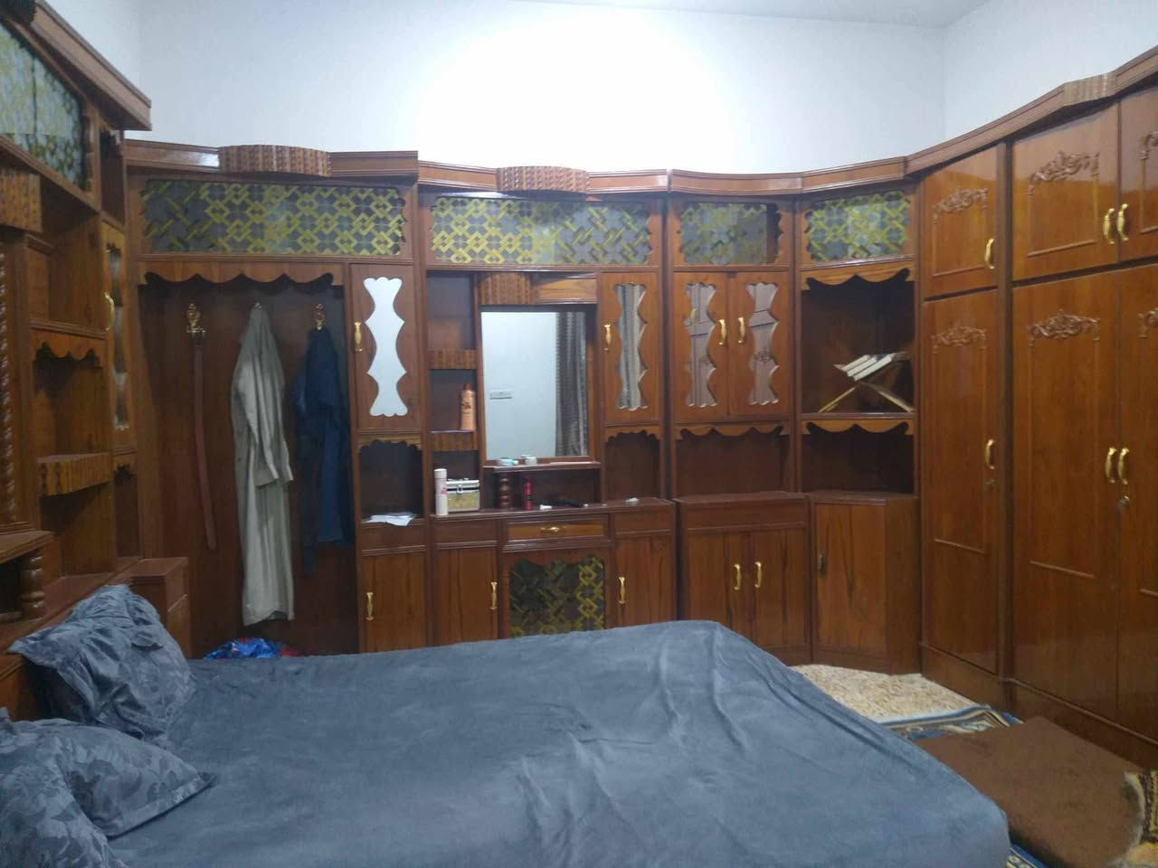 سلام عليكم غرفة خشاب للبيع سعر  800 مكان ٥ كيلو تواصل ع رقم ***********
