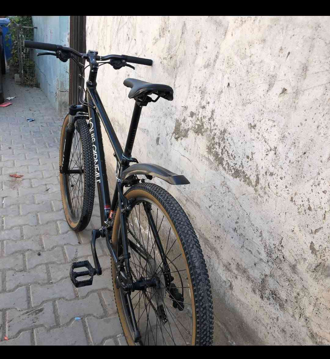 🔹دراجة هوائية من ماركة لويس الكندية🇨🇦
🔹قياس٢٧ونص 
🔹معدن الفريم اللمنيوم 🚲🚴🏻‍♀️
سستم شيمانو اصلي بالكامل 
💸السعر 200الف 
📍مكاني بغداد الحريه 
للتواصل على الرقم 
***********
