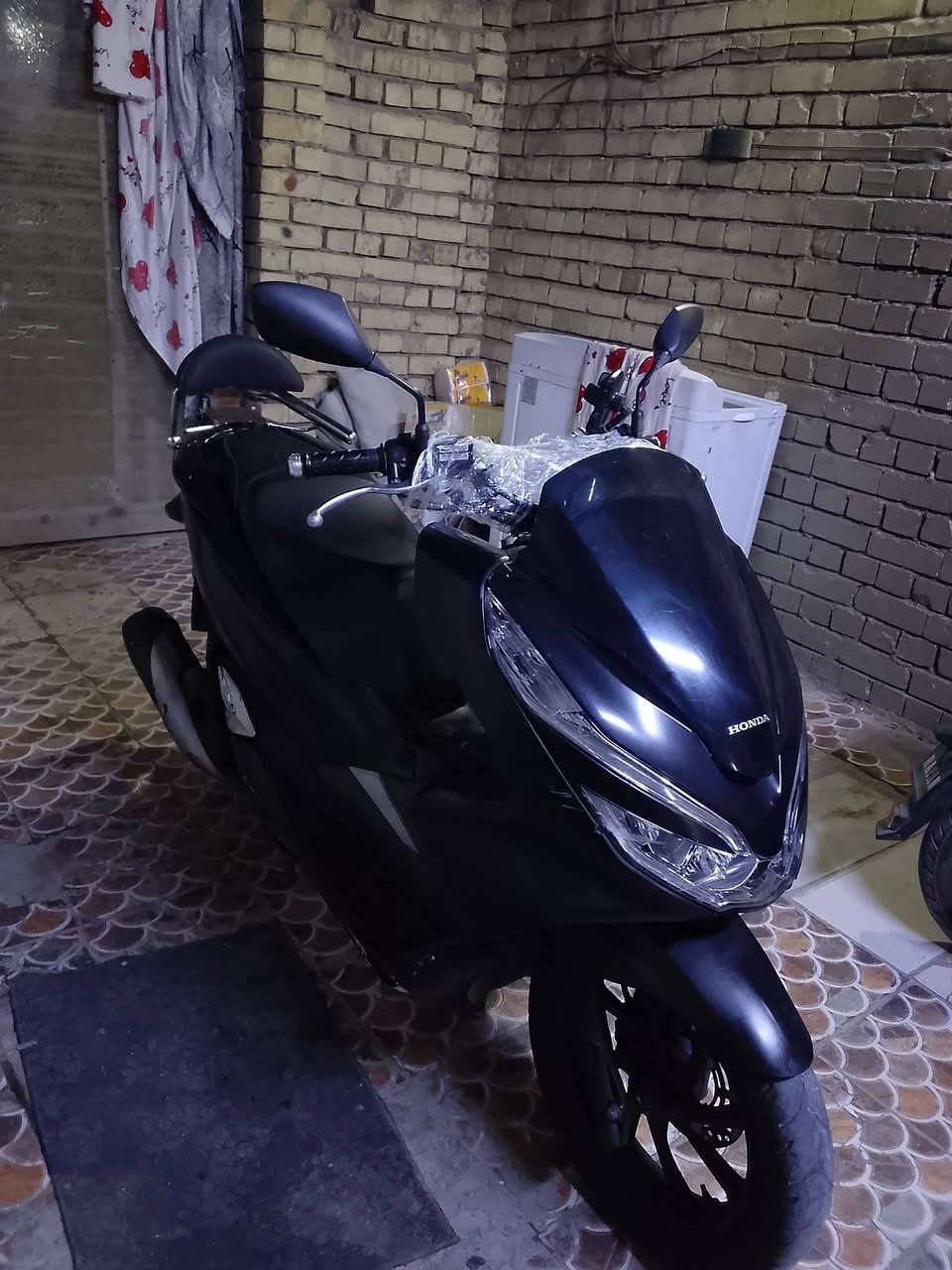 سلام عليكم PCX. جيل ثالث كوري بصمه.
دراجه نظيفه مال بيت مكينة مكفولة ناعمه 
شعلة معدل زينة دراجه ماشية 27 حقيقي 
دراجه نقص مالتهه فقط حساسات وتريشة 
مثل ما موضح بل صورة بيهه سستم بلوتوث 
فقط تربطه وستان موبايل دراجه سعرهه 14 
وبيهه مجال مكان بغداد البلديات.
الرقم ***********
