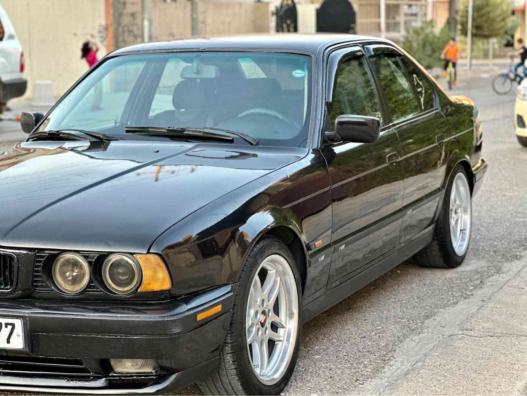 موديل ٩٢ 
٥٢٥ گير توماتيك 
چوارجام كارةبا  تةبريت سارد و گةرم بةشةرت
پانكةي كارةباي
ليداوي نية مگيرو مةكينةي بةشةرت 
سةنةوي تاكو ٢٠٣٢ تازةية 
كوبوني بةنزيني هةية 
پيش و دوا كارةباي بةشةرت 
چوارتايةو ويلي M لوكي بوبةستراوة دةعامي بو
دةعامي بةشةرت چركةي تيا نية مةسرةف بدوزةرةوة پارة بشكينة…….
شوين چةمچةمال 
ژم ***********
*********** شمشمل, السليمانية

