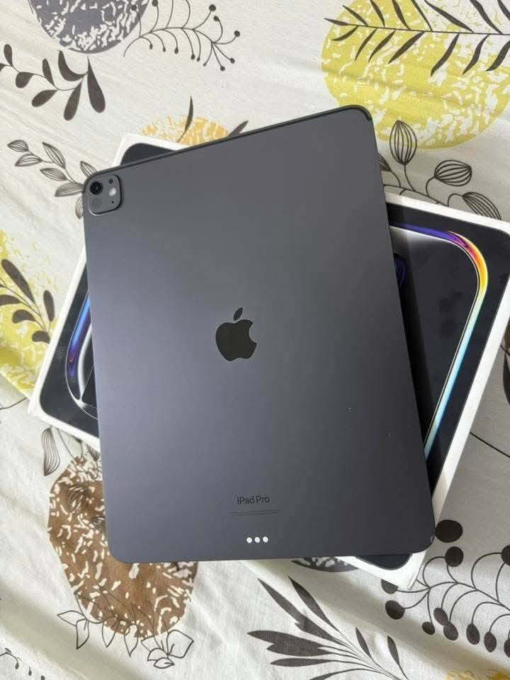 📱 آيباد برو M4
✨ المواصفات:
🔹 الشاشة: 13 إينج
🔹 الذاكرة: 256 جيجابايت
🔋 البطارية: 100%
🔄 عدد الدورات: 30 دورة
🌟 النظافة: 100% (أخو الجديد) نسخة الشريحة شرق اوسط 
📦 الملحقات: كامل الملحقات
🛡️ الضمان: داخل الضمان 11 شهر 
📍 المكان: البصره
💰 السعر: مليون 500 ألف (بي مجال بسيط حق الجية)
📱 التواصل: واتساب فقط
📞 ***********
