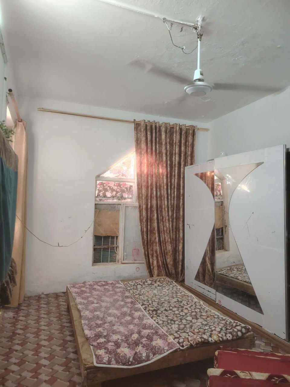سلام عليكم بيت للبيع ١٥٠ متر  لبيت جاهز مال عويل بيت عل شارع كبال للمديرية مال لمرور بصف البنى تحتية بل كادمية سعر 15بي مجال لشراي وي ستفسار عل رقم ***********
