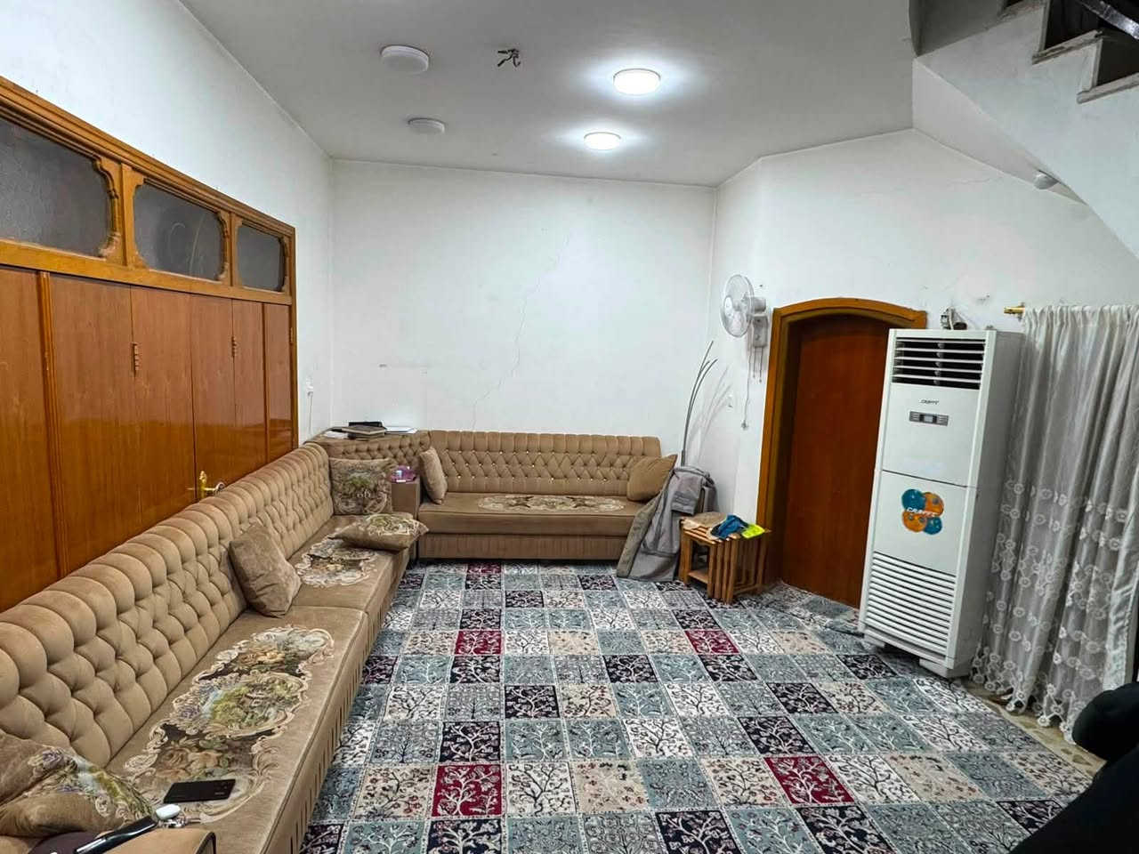 بيت للبيع بحي القدس الثاني قريب شارع البانزين خانه مساحة ١٠٠م مربعة بصف الركن طابقين الطابق الاول يحتوي على صالة واستقبال ومطبخ وصحيات عدد ٢ الطابق الثاني يحتوي على ٣ غرف وصحيات للاستفسار 
***********
