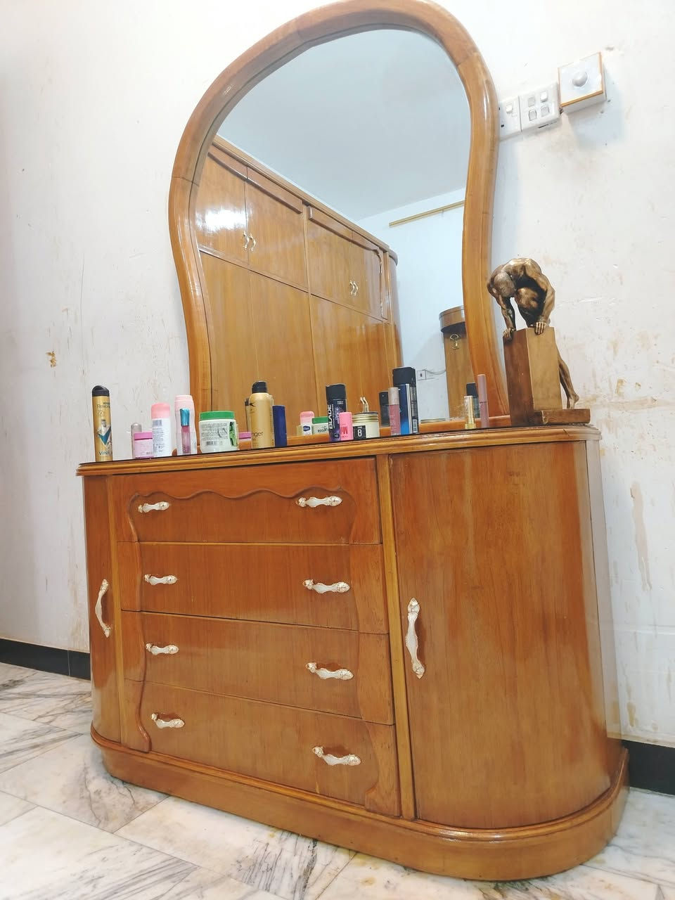 غرفة نوم تسكام صاج داخل وخارج شغل ثقيل ضهر جرجوبه خمسه ملم استعمال قليل مابيها اي ضرر تكمه اخت الجديد مكفوله من الشخط العنوان حلة حي الجزائر ***********.  ***********
