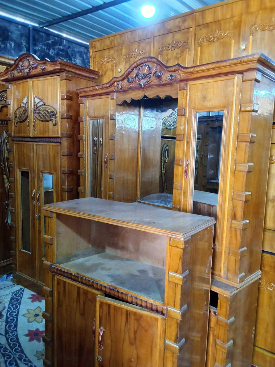 لبيع وشراء الاثاث المستعمل ولجديد ومراوس نشتري كافه الاثاث المنزلي ولمكتبي وغرف النوم تركي صاج عراقي العنوان أم العظام طريق السده خلف الصناعه سلوان الموقع الثاني كاطون الرازي للاستفسار هاتف واتس اب ***********
