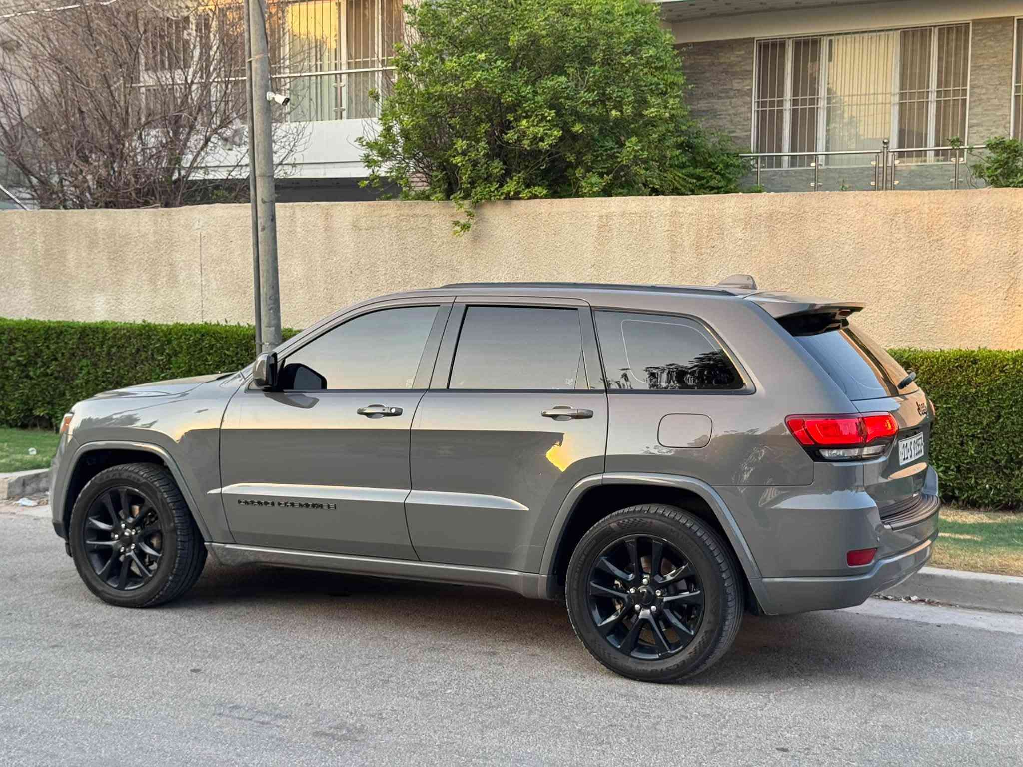 السلام عليكم جيب 2020 بلاك توب السياره كلش نضيفه
وحادثه هم حلو وكلش بسيط بنيد وشويه من جاملغ بدون دواخل جديده حيل كير مكينه صدره كله جديد ومكفول ع 
ايدي

السر 198

مواصفات
بلاك توب اصل
مكينه 6) 3.6)
كشنات جلد
كشناات تدفئه
شاشه جبيرا تدعم ابل كار بلي
جنطه كهرباء
توقف ذاتي
رادرات اماميه وخلفيه
بعد بيه مواصفات
***********
