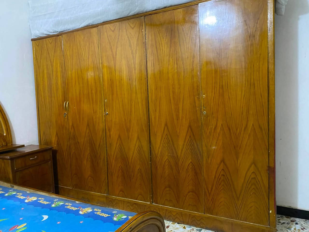 السلام عليكم
غرفة الداخل والخارج صاج 5 باب
 مسرح 
نقصها بس صبغ ويدات
السعر ٤٥٠ الف 
*********** الرقم لغرض التواصل
العنوان بغداد الشعب
