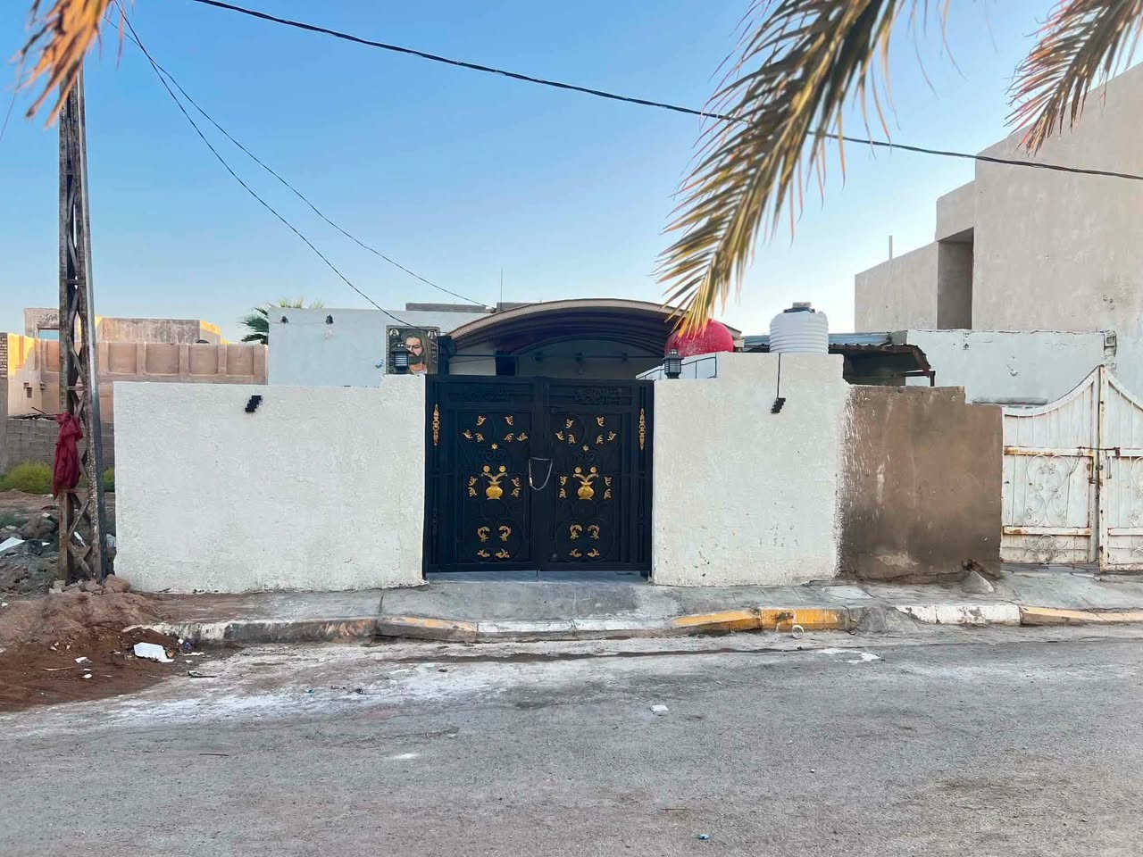 مشتمل طابو صرف مساحتة ١٥٠م في حي الكرار قرب الشاشات بناء بلوك وسكف عكاده يحتوي ع غرفه نوم وصالة واستقبال ومطبخ وصحيات خارجية وداخلية خدمات كاملة وتحويل مباشر للأستفسار ***********/***********
بسعر مناسب

