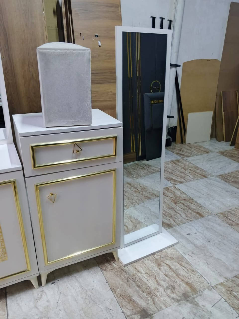 غرفه للبيع ١٠ قطع سعر ٩٠٠ بيها مجال ***********
