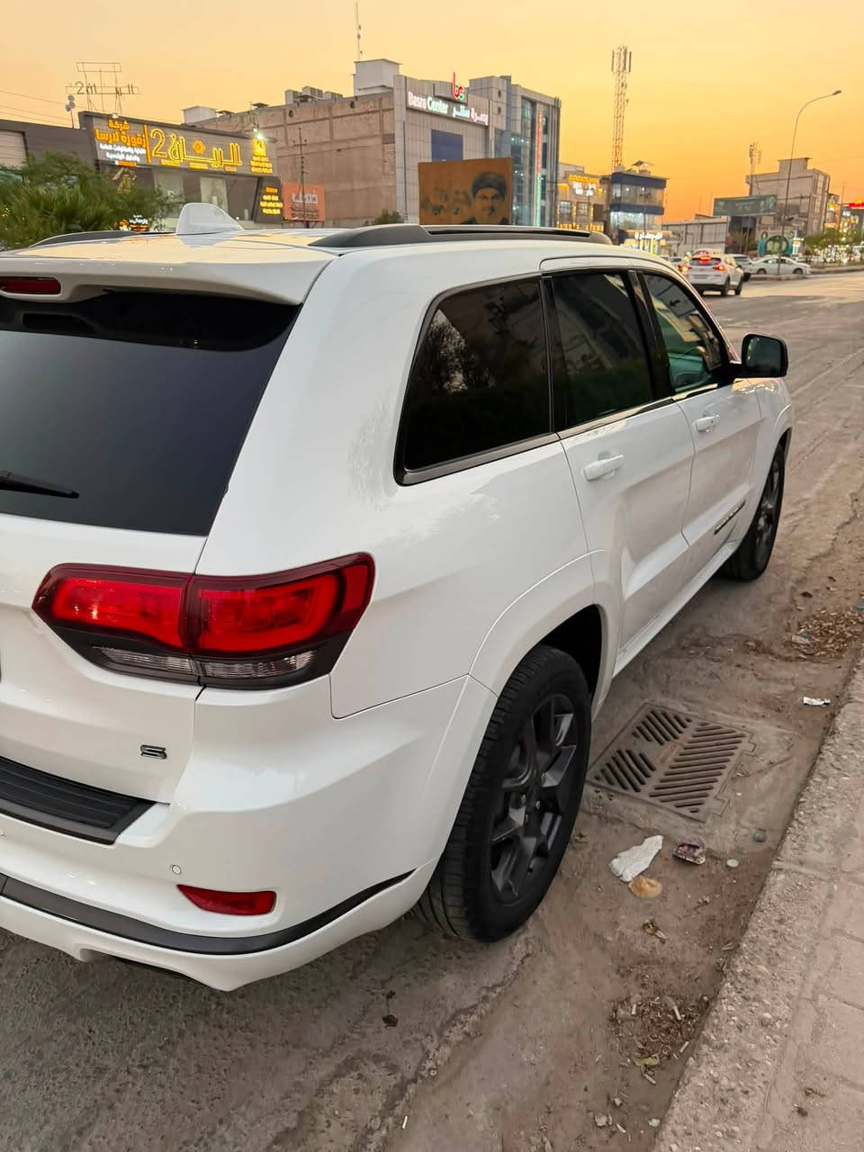 جيب S موديل 2019( خـليـجـي )  كفاله عامه ماشه 60الف كيلو متر فول سعر 290 بيها مجال 
    
 محرك ما مفتوح 
ا‎* المواصفات : . 
داخل احمر بلادي. 
ا‎* نقطة عمياء.
ا‎* دفع رباعي 4x4 . 
ا‎* فرش المقاعد من الجلد . 
ا‎* المقاعد الأمامية كهربائية .
ا‎* ذاكرة لحفظ وضعيات الجلوس . 
 ويل قياس 20 انج .
سقف بانوراما .
تشغيل عن بعد .
صندوق كهربائي .
حساسات أمامية . 
حساسات خلفية .
كاميرا خلفية .
رقم بغداد جديد هزه جديد تحويل ثاني. حداده عامه جديده  
تخم تاير جديد الجام كله نانو اصلي  
شد عدسات اصليه اضافه لد مخفي سياره ماشيه 60 الف كيلو 
مكان سياره البصره ***********
