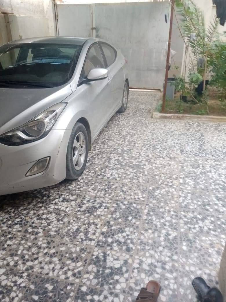 للبيع 200 متر نضيفه بيت عالي عن شارع وصب 
 حي العسكري منطقة 6000 سعره 145 وبي مجال 
***********
