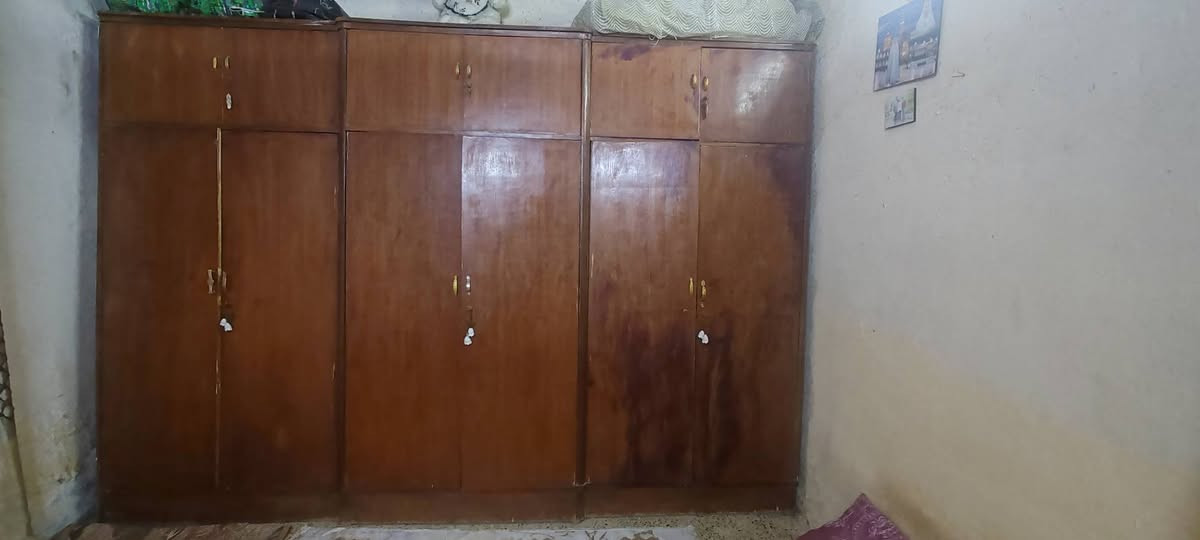 السلام عليكم ورحمة الله وبركاته كنتور للبيع طابقين خشب تزكام عدد (   6 ) ابواب مو تركي الاتصال على هذا الرقم او الواتس ***********
