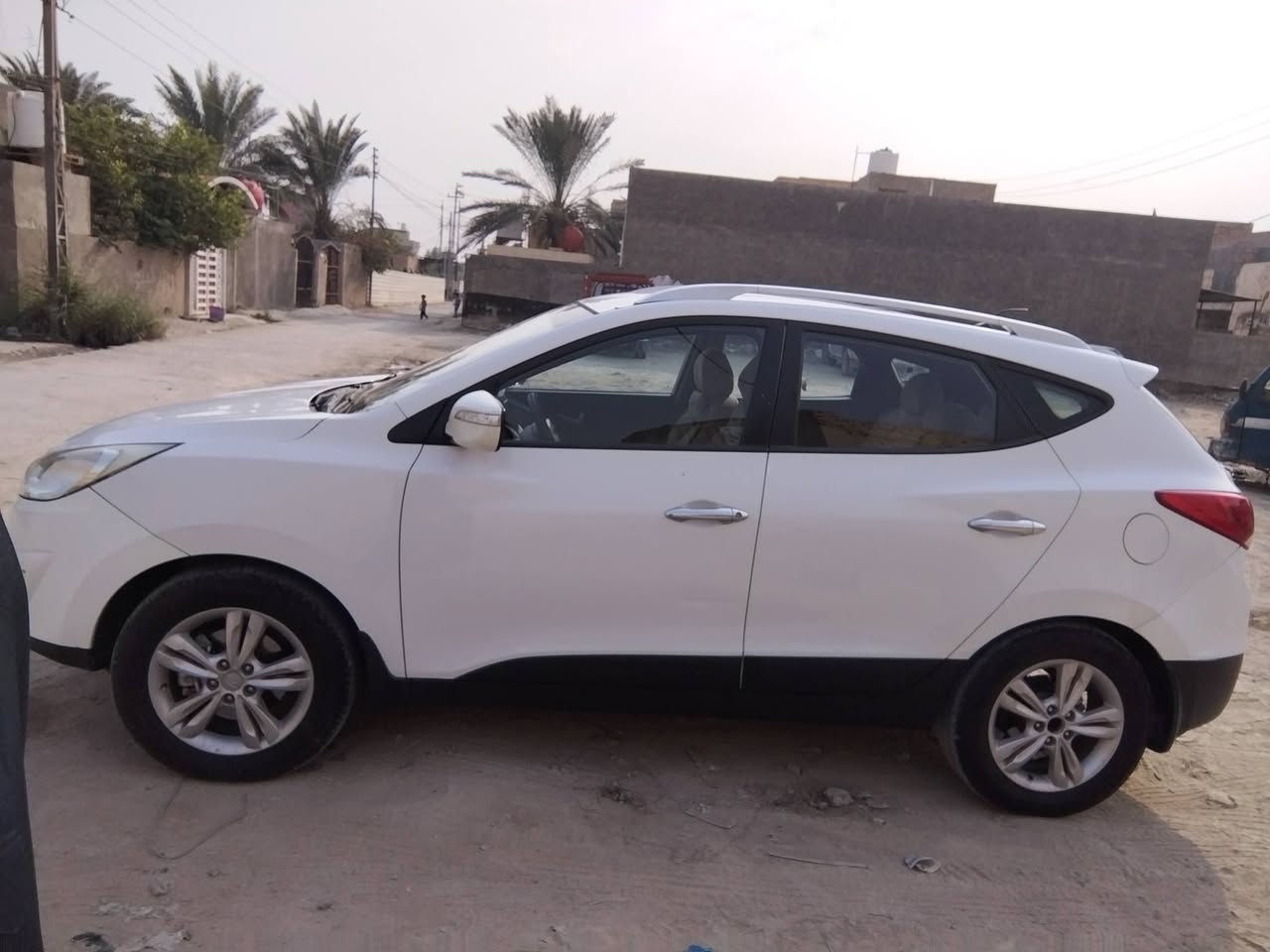 توسان 2012 أبيض
محرك 2000 رقم أربيل القديم 
عندي بيها وكالة عامة 
خليجي
ماشية 300 ألف
بيها چاملغ خلفي عكس السايق مصلح و الباب مرشوش
السونار مرفق مع الصور
محرك گير مكفولات
تبريد ممتاز
كاميرا و شاشة 
عندي بيها وكالة عامة
السعر 115 و بيها مجال
المكان بابل / الحمزة الغربي
للتواصل ***********

نص مكتوب في الصور:
- AL-almuhandis Center مركز المهندس للفحص خدوش صبغ تبديل بارد ملاحظه: نخلي كامل مسؤوليتنا بعد الفحص وتسليم التقرير الى الزبون الأسم عزيز الكريشي الموديل 2012 نوع السيارة توسان تاريخ الفحص 2025 - 11 - 5 رقم السيارة 242641 وقت الفحص فحصت السيارة من الصبغ السونار غير مسؤول عن الكص والتعديل في الشاصي