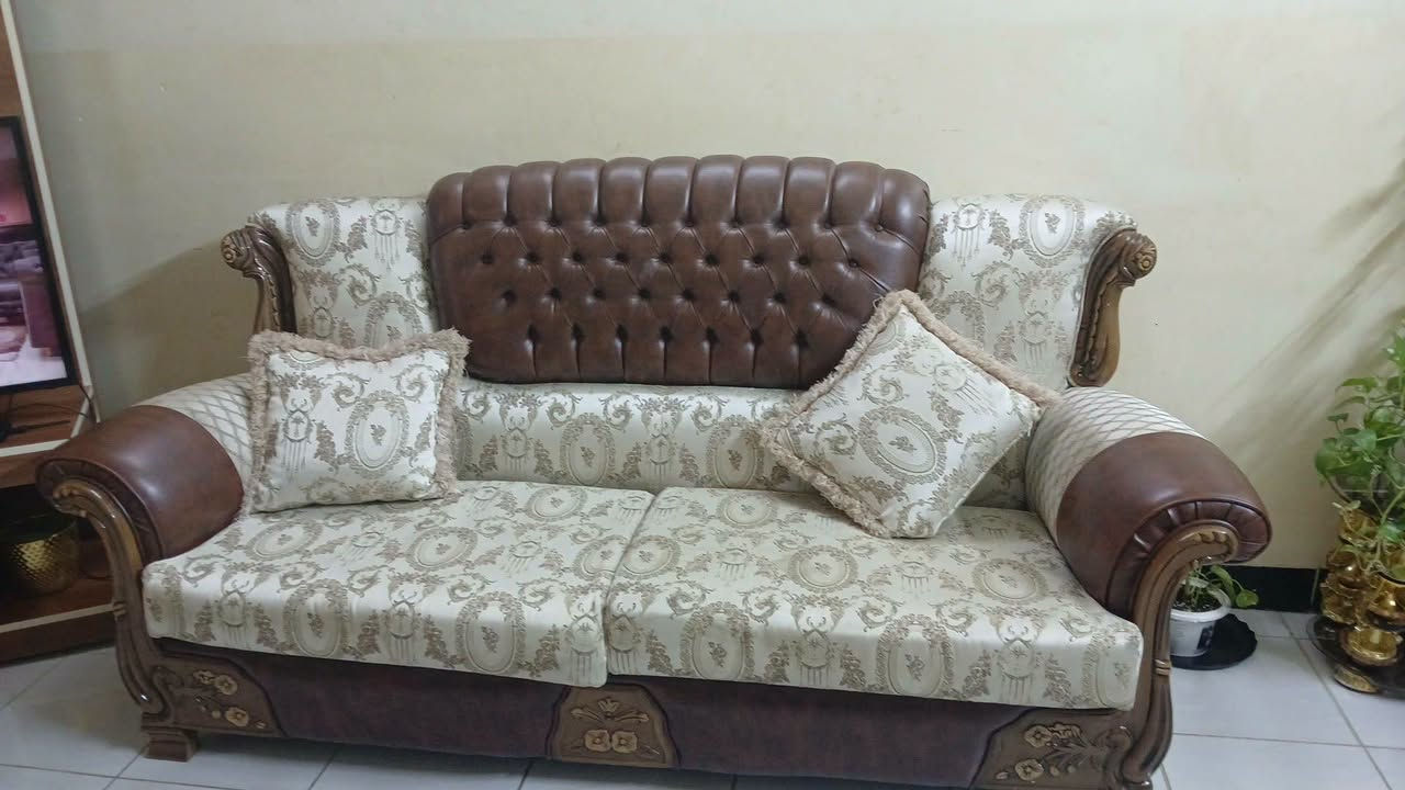 تخم تركي خشب اصلي بلوك 10 مقاعد نضافة 100% عنوان ارربيل اندزياران حي المهندسين مجمع بلاص لايف قرب الجامع سعره 500 وبي مجال  ***********
