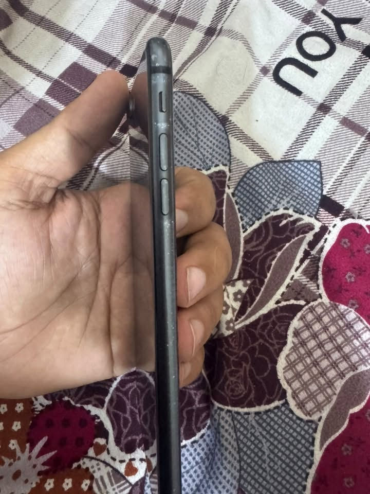 آيفون 8 بلس • ١٢٨ • شاشة مكسورة