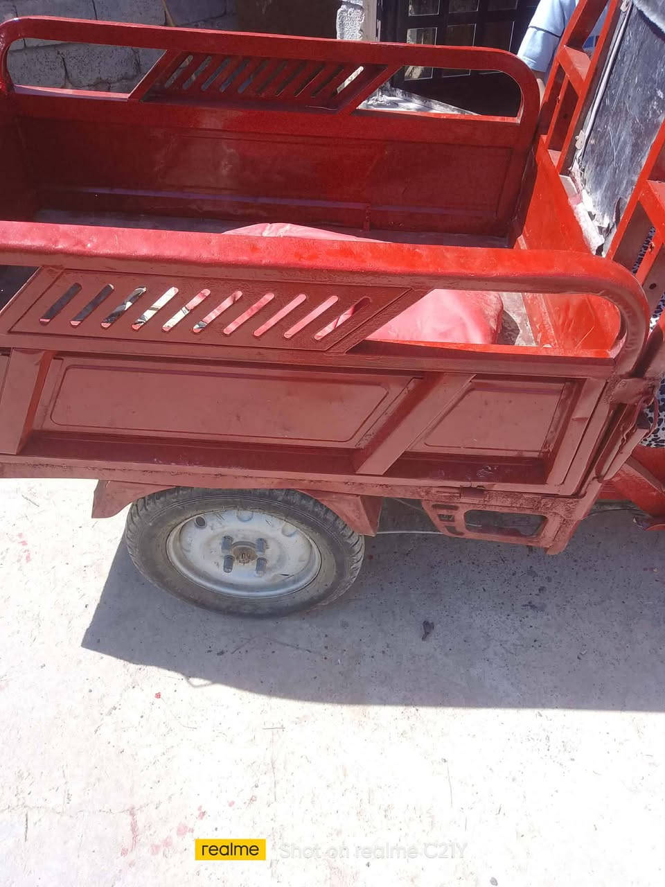 ستوته شحن خمسه باتري نص عمر بيهم نفخه بس شغالات مابيه اي عطل الحجم الوسط السعر ٥٥٠ وبيه مجال ***********
