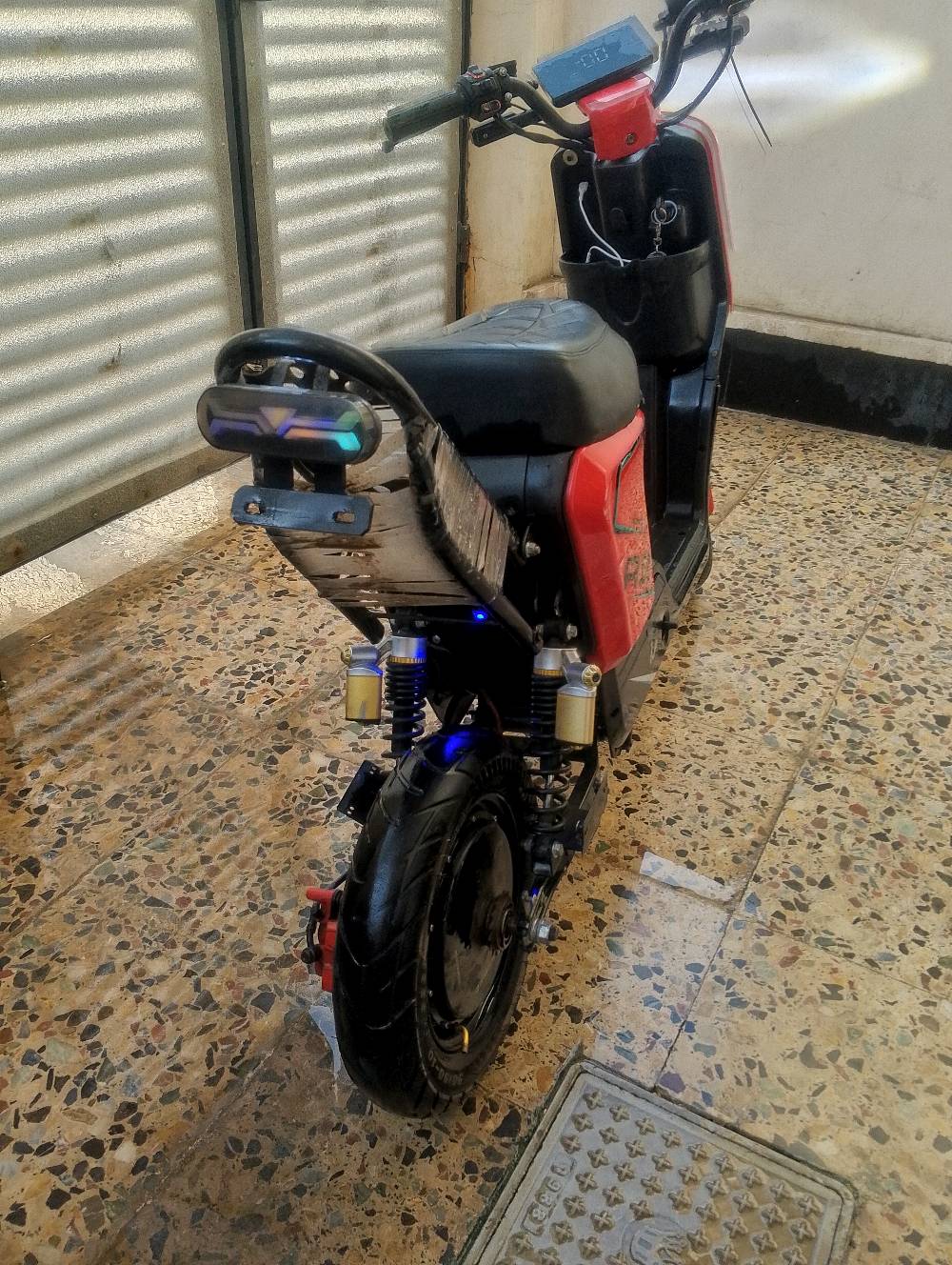 دراجه شحن R9 للبيع الدارجة نضيفه بيها ملف جديد وسكليتر جديد دبلات غاز خمس بطاريات ليثيوم 28 امبير سعر 300 الف وبيها مجال الدراجة واضحه بل الصور رقم واتساب  مرواس دراجه بانزين نضيفه***********