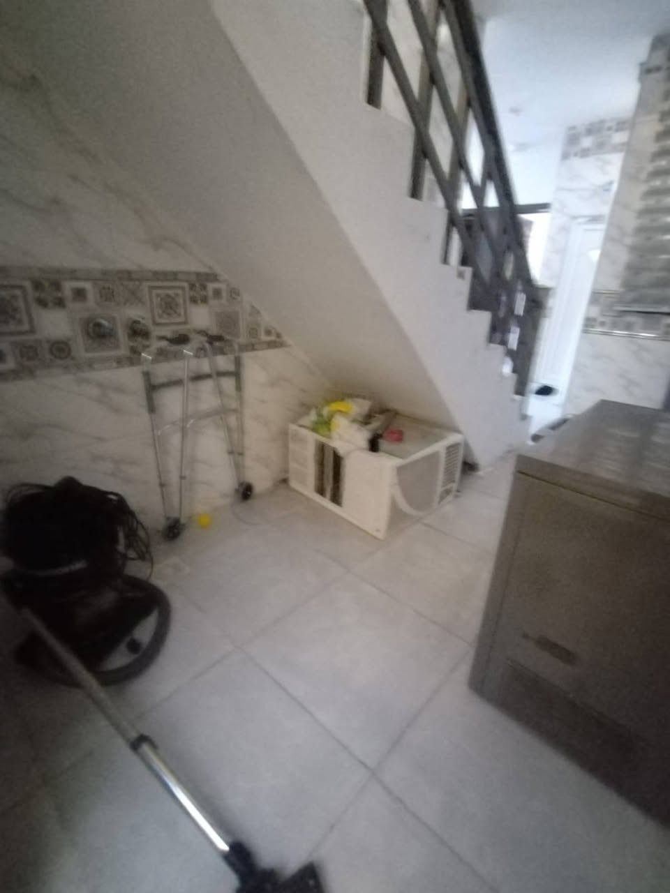 بيت للبيع في كربلاء خلف جامعة الزهراء مجاور مطبخ العتبة فرع مدرسة نور العميد كامل مكمل بناء جديد المساحة ١٦٠ متر طابقين فرع ١٠ متر تبليط انارة رصيف مجاري كهرباء خدمات فول للاستفسار الاتصال على الرقم ***********
