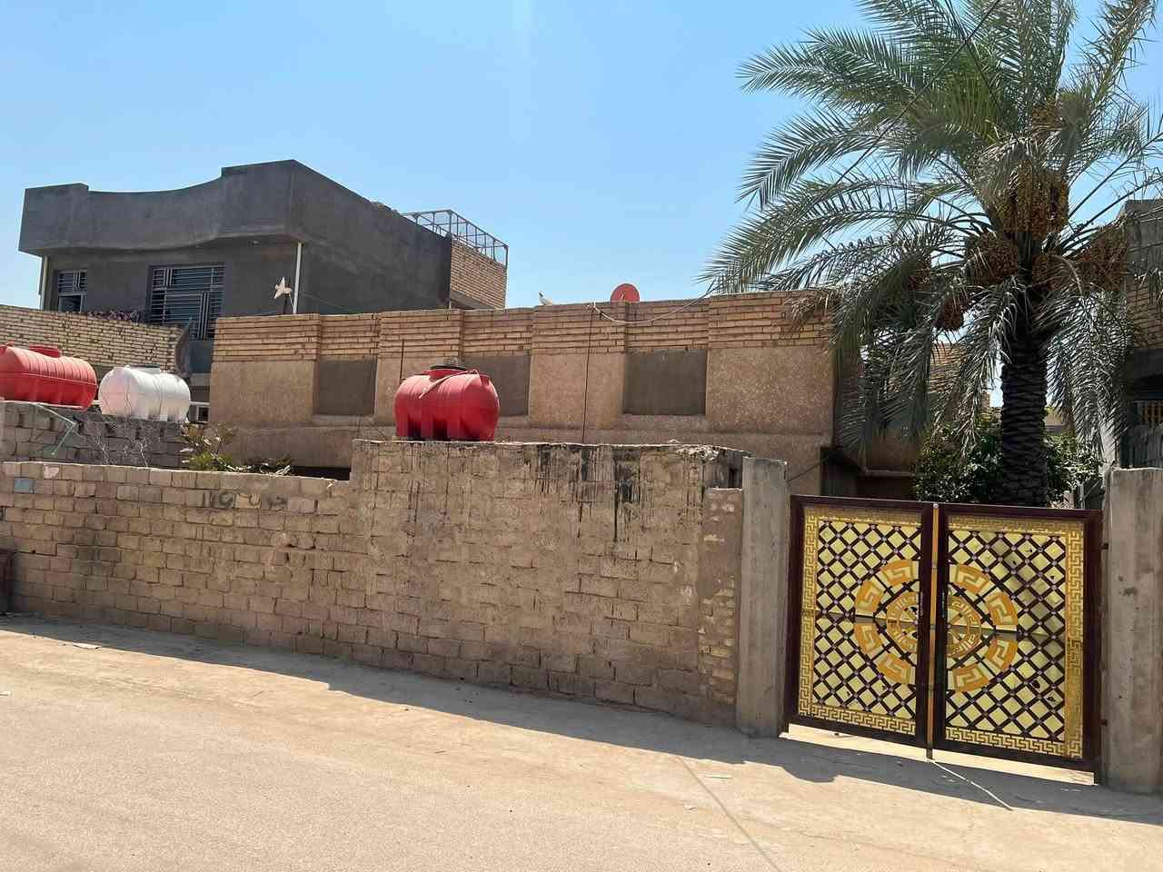 اسلام عليكم دار للبيع مساحه 250 يتكون من
صاله 

غرفتين نوم 

هول 

مطبخ 

المكان حي العمال قرب اسواق نصير الاستفسار *********** 

متواجد خاص

