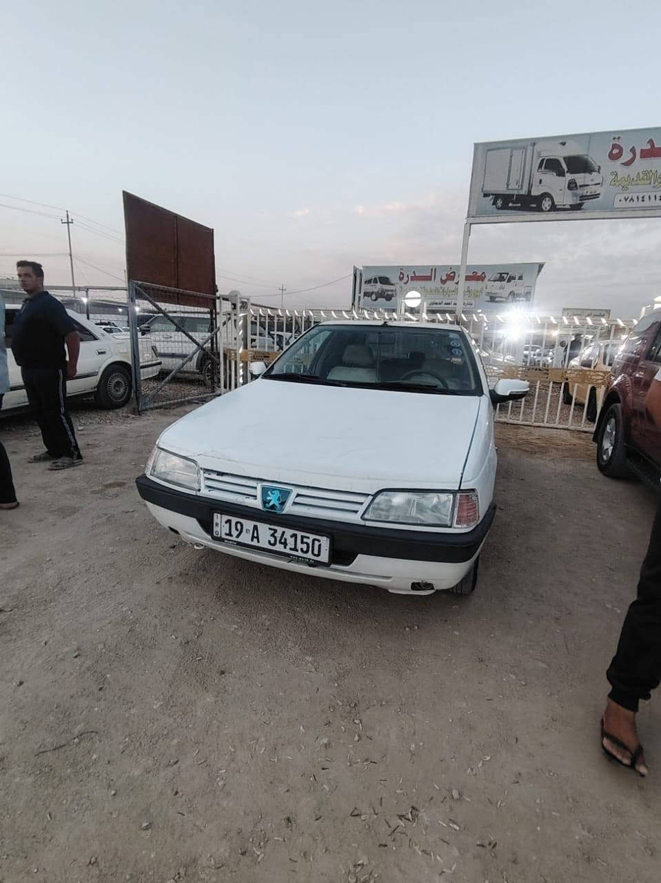 السلام عليكم بيجو 405مديل 10 رقم دولي تبريد شغال تخم تاير  حداديه جديده مكينه وكير كفاله مداور ثاني يوم سياره بيها مكانات صبغ بس اني ابيع احزام مكان سياره النجف الاشرف حي الرضويه السعر 30 وبيها مجال رقم الهاتف ***********
