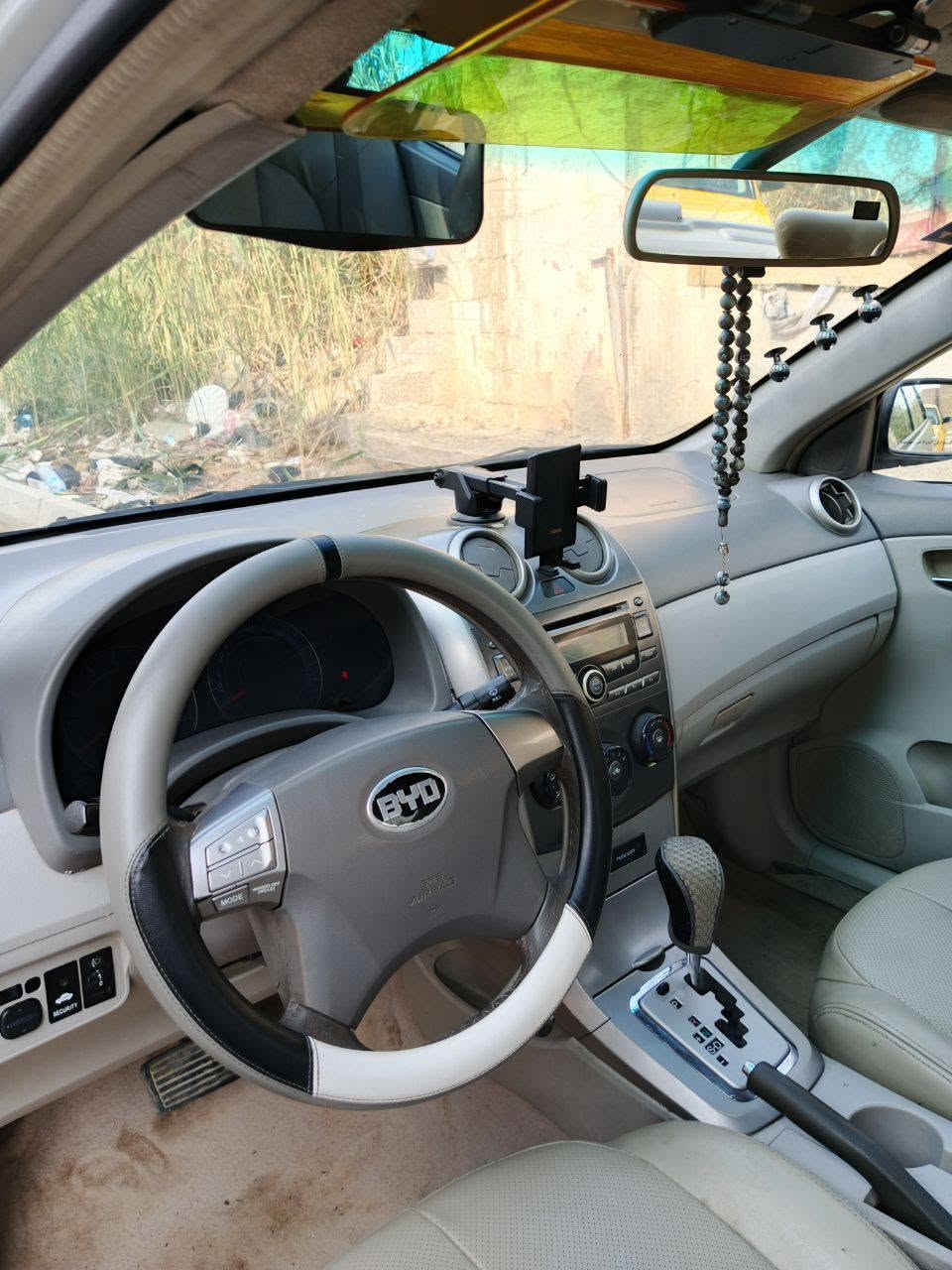 السلام عليكم BYD  G3 2013
السياره هواي بيها مواصفات  سلايت وحساسات امان وترحيب بلمري بصمه تبريد ثلج حداديه ٧٠ بلميه كشنات جلد باتري جديد تايرات  مكينه خير من الله كير جديد قبل فتره بدلته بس بي مشكله بلكهربائيات يبوش وحده اطفي واشغل ترجع طبيعي السياره راعيها يمي ابيعلك بدون كير او كوم حديد  او مراوس بغير سياره  السعر 37  وبيها مجال ***********
