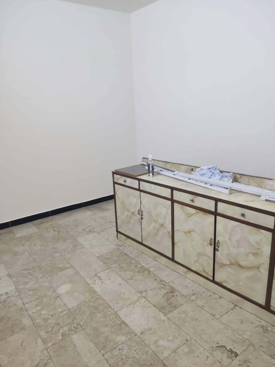 السلام عليكم
مشتمل للبيع المساحه 105 واجه 5 وربع وانزال 20  ارضيه مرمر بيت نضيف يحتوي على صاله ومطبخ وصحيات وثلاث غرف النوم متكون من مدخلين البيت موقع مميز قرب اعداديه التعاون حي الإعلام شارع عرض 15, متر

للاستفسار الاتصال على الرقم 

***********
