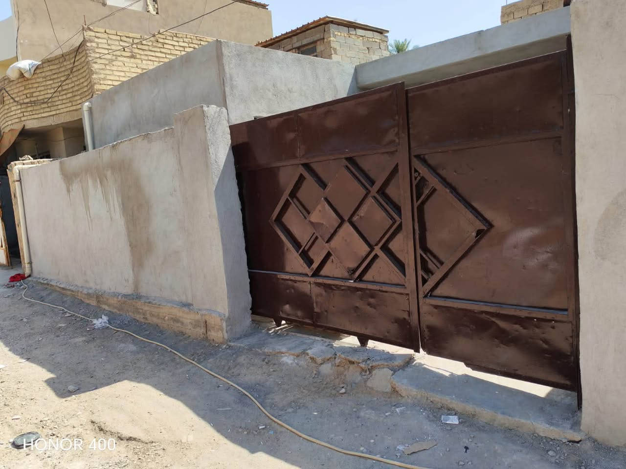 بيت للبيع في بغداد - جسر ديالى (طابو 25)
 المساحة: 120 متر واجهة 9 نزال 13ونص
 البناء: طابق واحد
 الملكية: سند طابو (25)
 الموقع: بغداد - جسر ديالى - شارع مستشفى ابن الخطيب (شارع محمد مسير)
 الخدمات: المنطقة مخدومة بالكامل (ماء، كهرباء، مجاري، وتبليط)
 التفاصيل والتقسيم:
 استقبال
 صالة واسعة
 مطبخ
 غرفة نوم
 حمام وتواليت
 منور
بيتونه سطح شتايكر
 الحالة: جاهز للسكن ونظيف جداً.
📍 السعر: 41 مليون دينار (وبيه مجال للشراي الجاد)
📞 للتواصل والاستفسار: *********** (متواجد واتساب)

نص مكتوب في الصور:
- HONOR 400