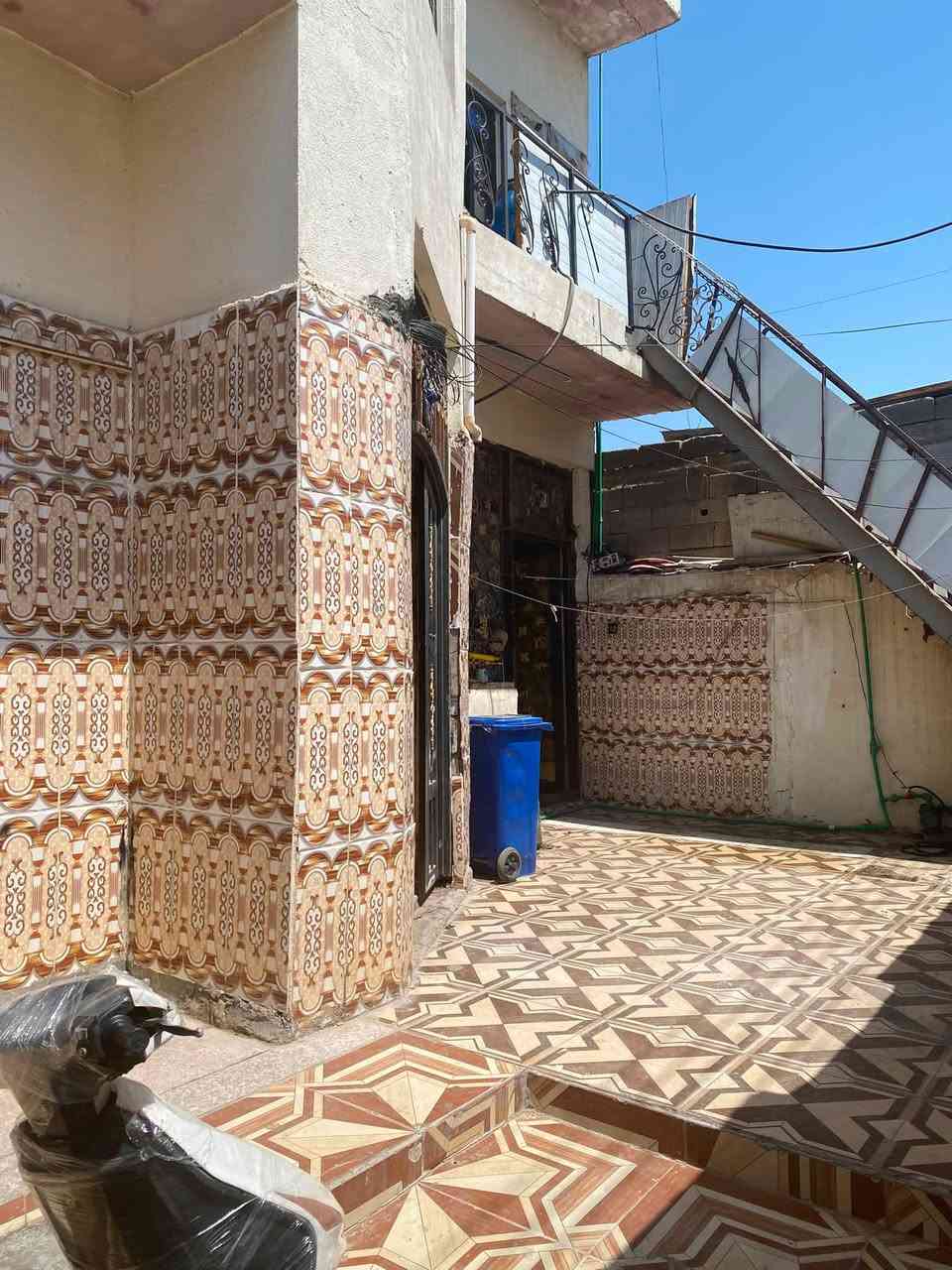 السلام عليكم بيت طابو ملك مساحة200 متر طابقين كامل  ع الشارع العام ثاني فرع بناء 2016 مسلح وكامل البيت مطلوب مصرف العقاري 70 مليون سعر235 يعني ال70 مليون اذا تريد تقسطهن نسوي مداور دين يصير البيت بسمك  وانت تسدد للمصرف بل شهر400  او تريد تدفع كاش واحنا نوفيهن البيت نضيف فقط السطع يرادله ادامه  رقمي***********
 ‭***********‬

